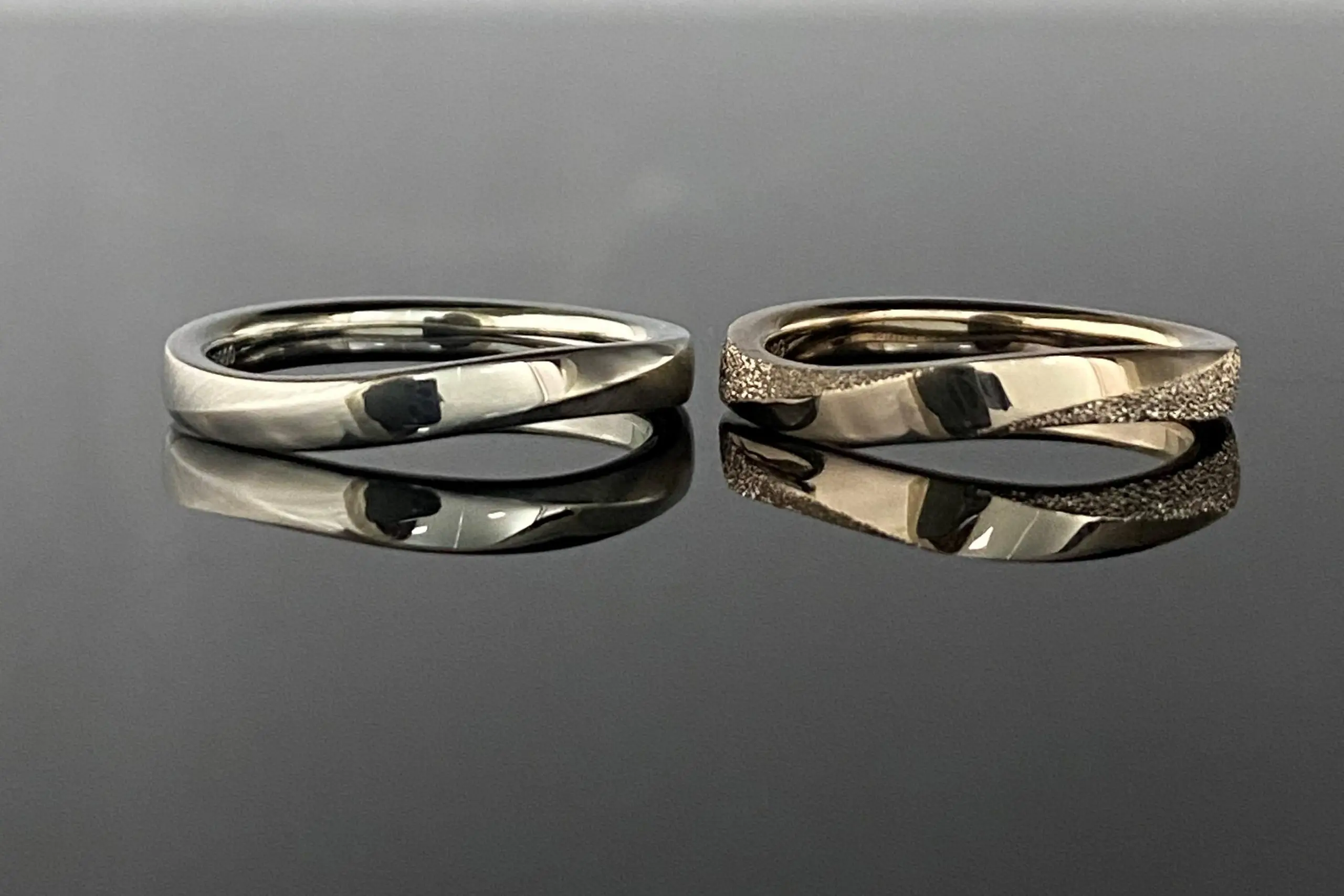 柔らかなウェーブの結婚指輪 | 結婚・婚約指輪のオーダーメイドは鍛造