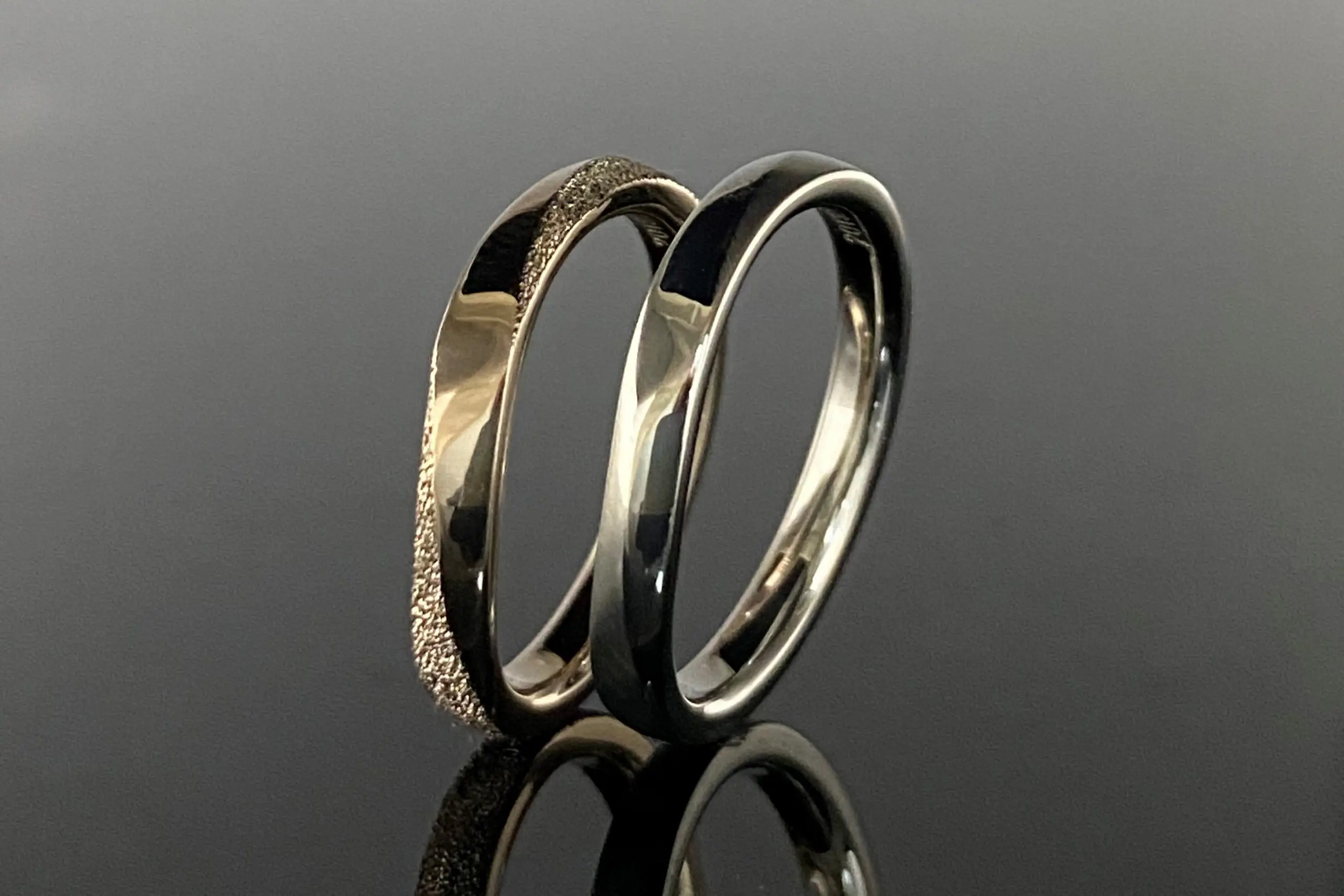 柔らかなウェーブの結婚指輪 | 結婚・婚約指輪のオーダーメイドは鍛造