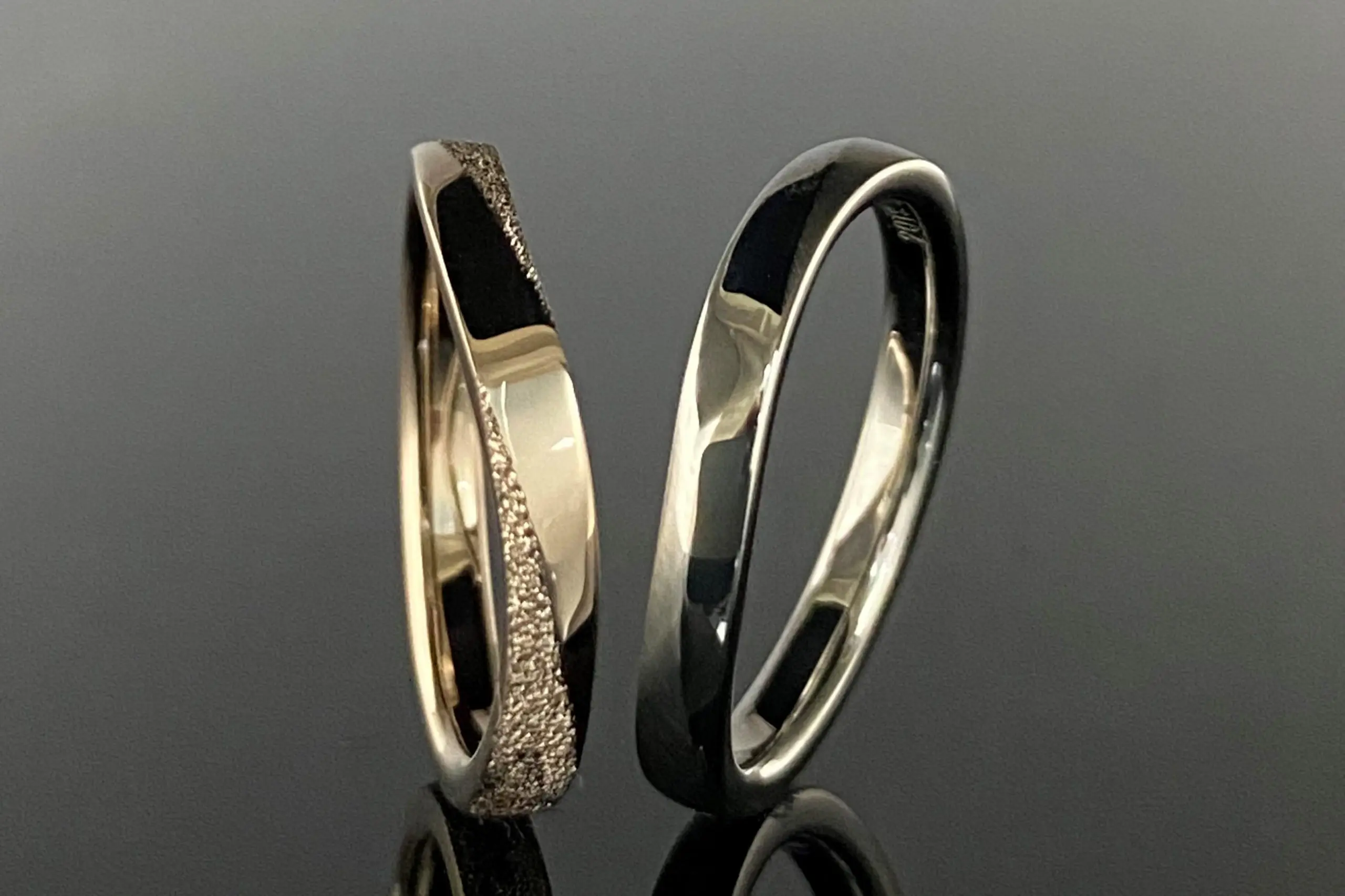 柔らかなウェーブの結婚指輪 | 結婚・婚約指輪のオーダーメイドは鍛造