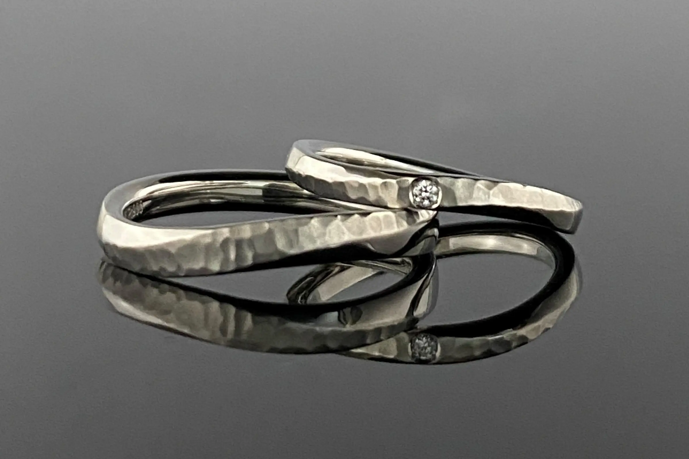 マットのテクスチャーに槌目加工を施したデザイン | 結婚・婚約