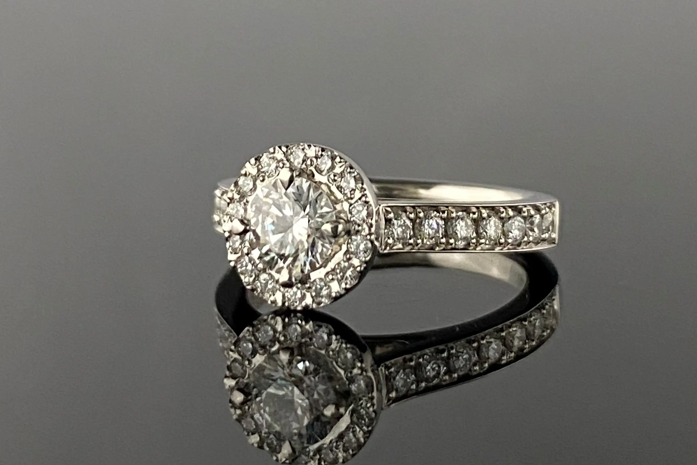 全ての部分に先様石を使用した、豪華なご婚約指輪 | 結婚・婚約
