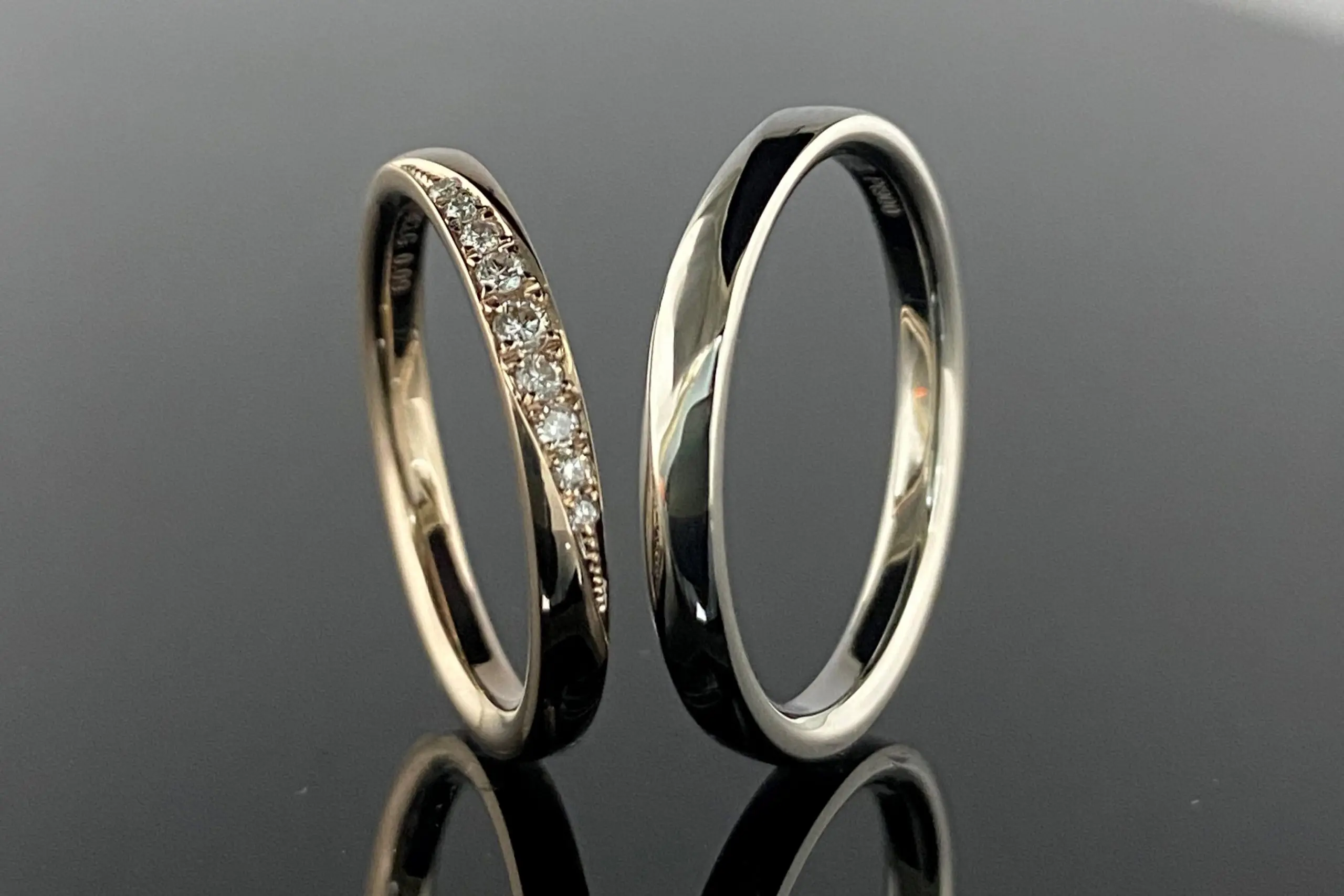 デザインリング リングの幅もテクスチャーもお揃いに。 | 結婚・婚約指輪の