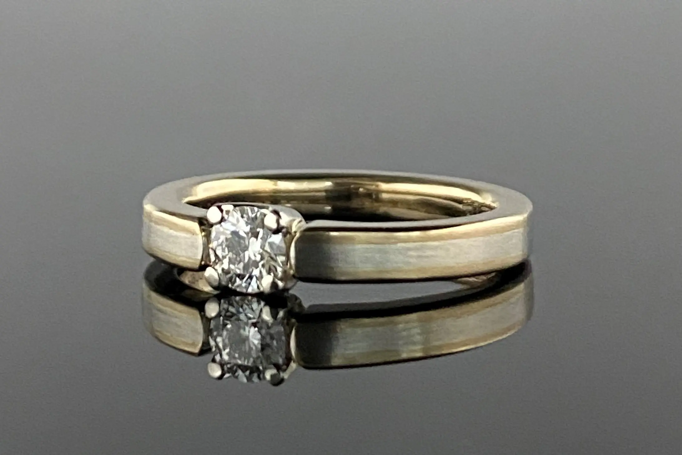 ダイヤモンドの輝きが際立つご婚約指輪 | 結婚・婚約指輪の