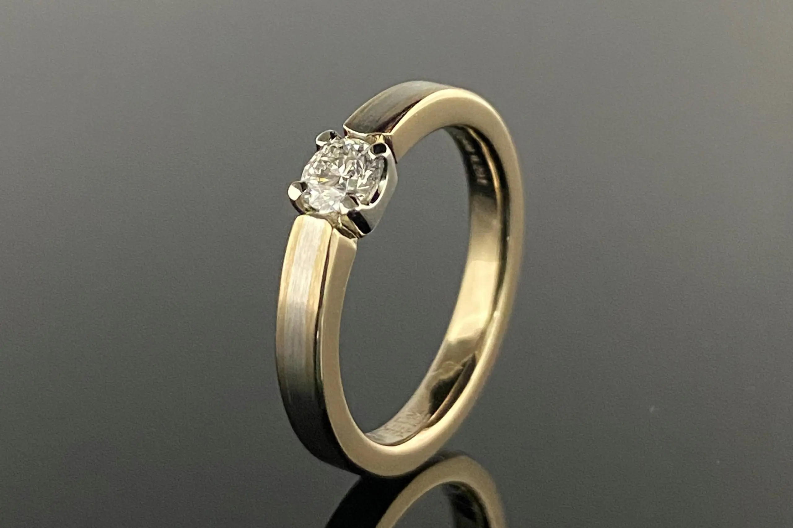 ダイヤモンドの輝きが際立つご婚約指輪 | 結婚・婚約指輪の