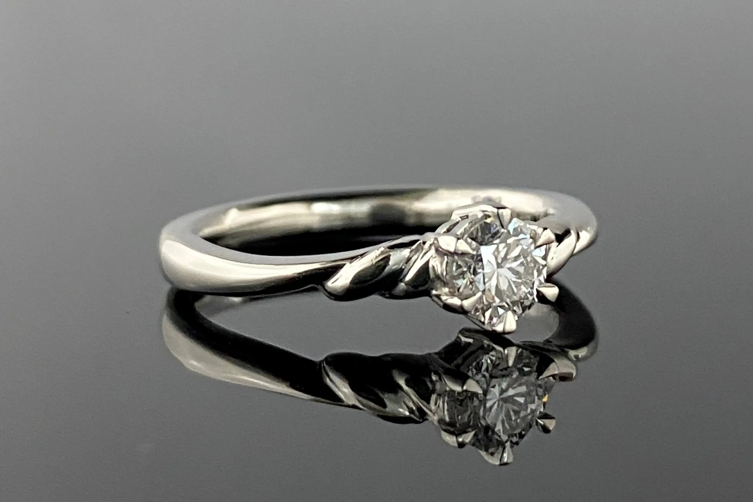 ひねりデザインのエンゲージリング | 結婚・婚約指輪のオーダー