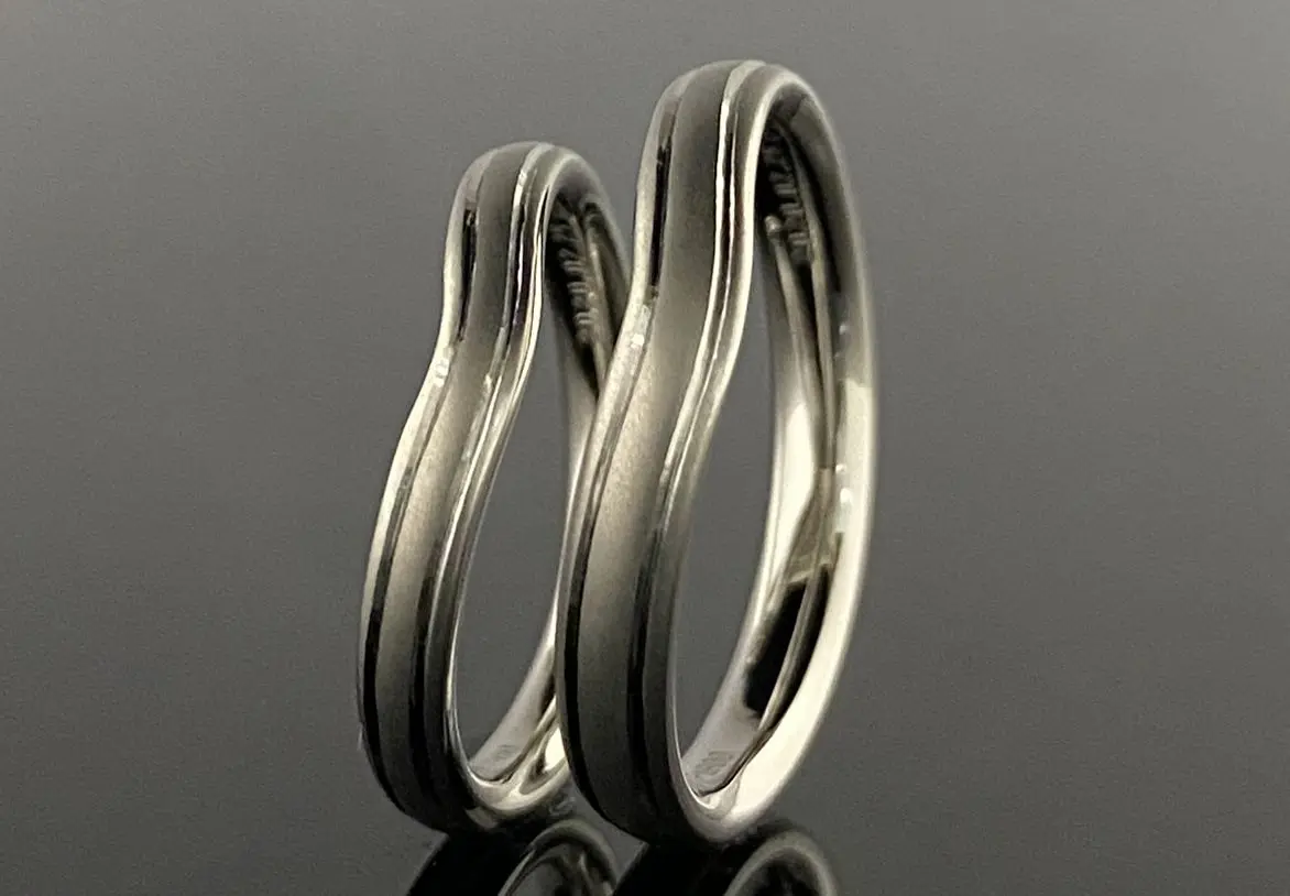 V字ラインのリングに施したマットがお洒落な鍛造リング | 結婚・婚約