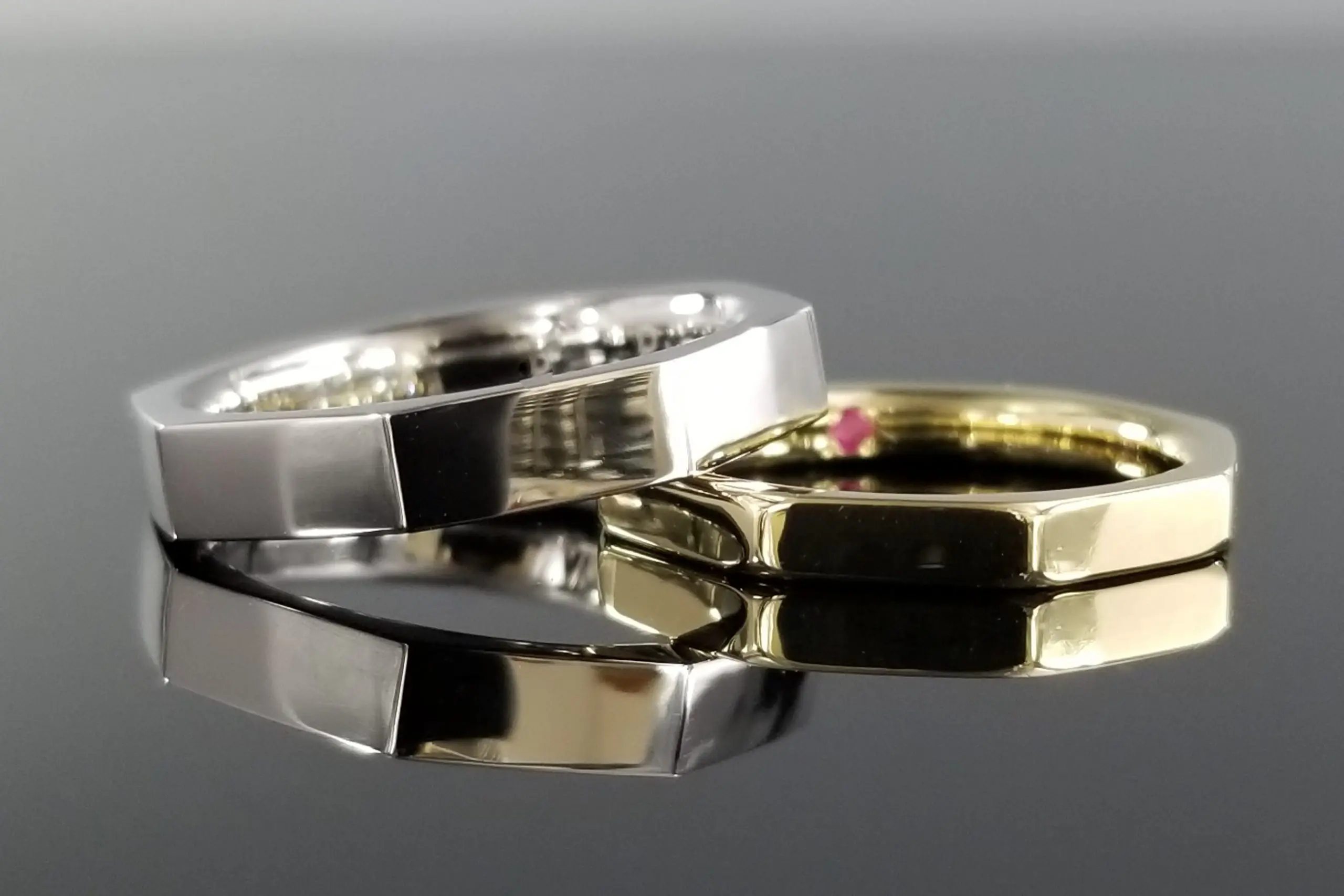 鏡面リングの全周をカットし、煌めきを感じて。 | 結婚・婚約指輪の