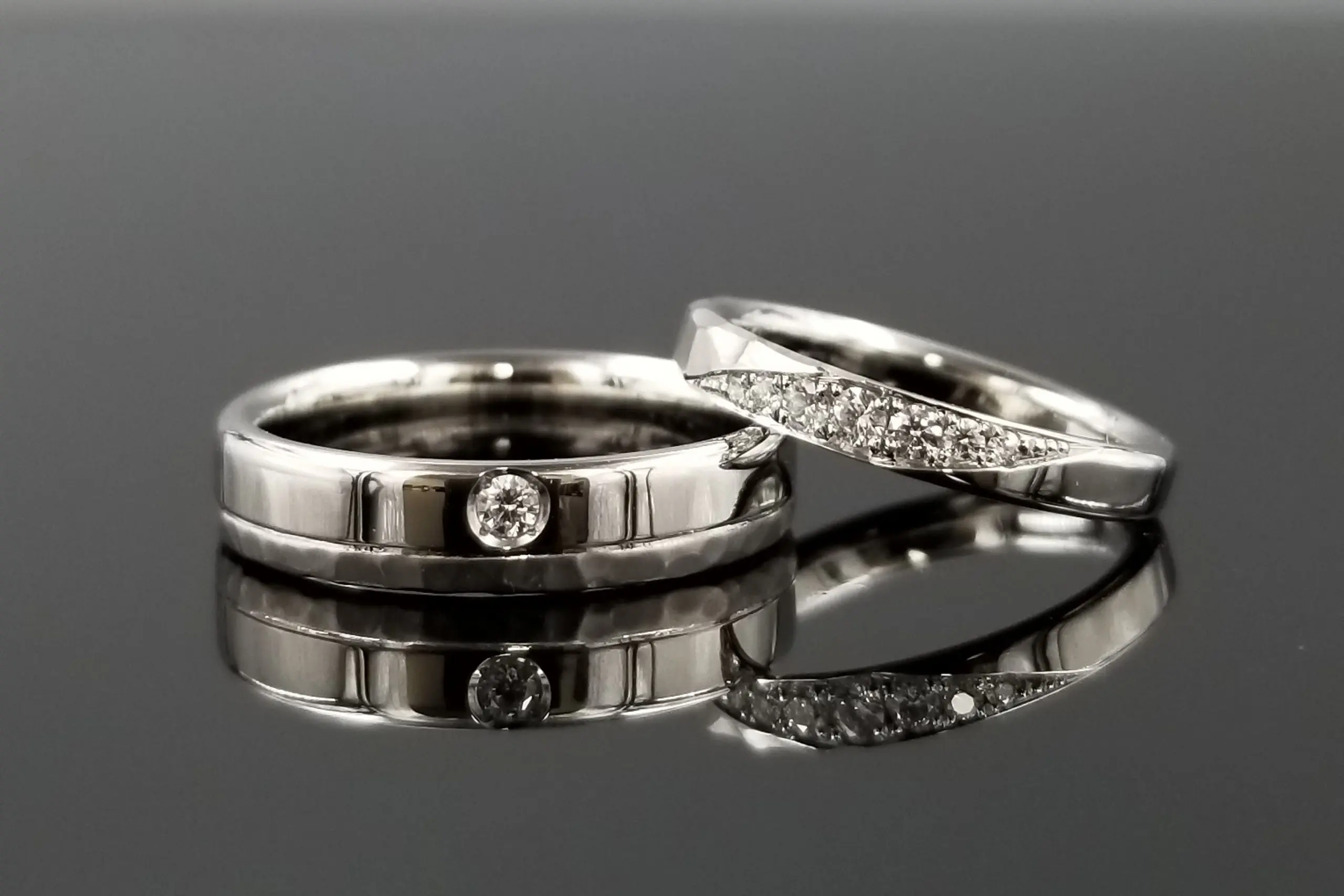 マットの槌目で凹凸感のあるテクスチャーに。 | 結婚・婚約指輪