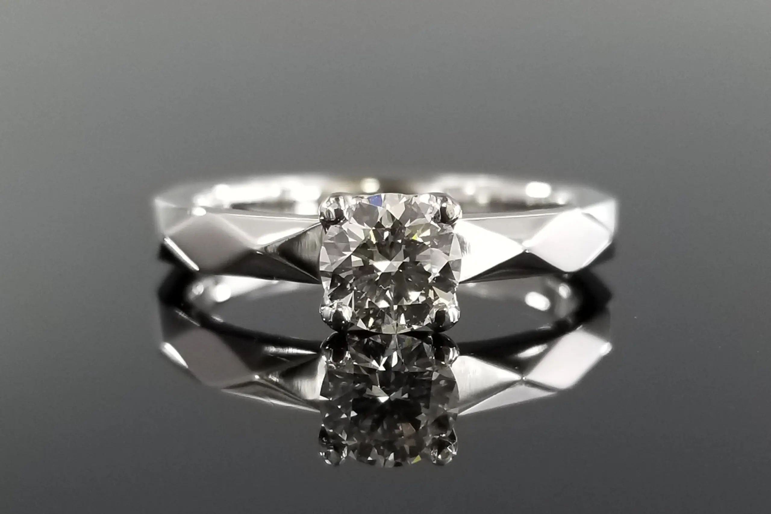プランと料金 ひし形にカットした腕の煌めきが美しい 結婚・婚約指輪の | その他