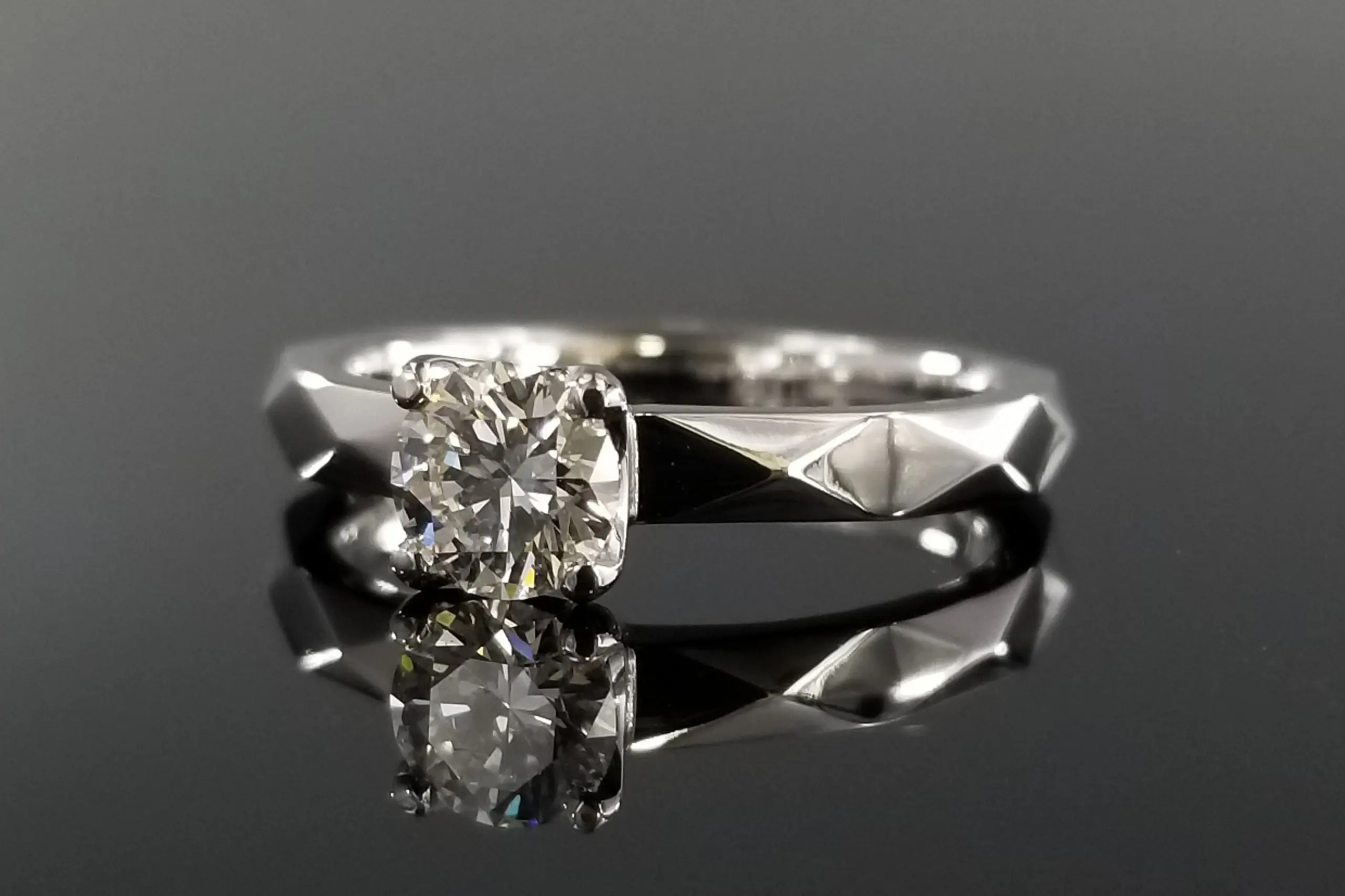 ひし形にカットした腕の煌めきが美しい | 結婚・婚約指輪の
