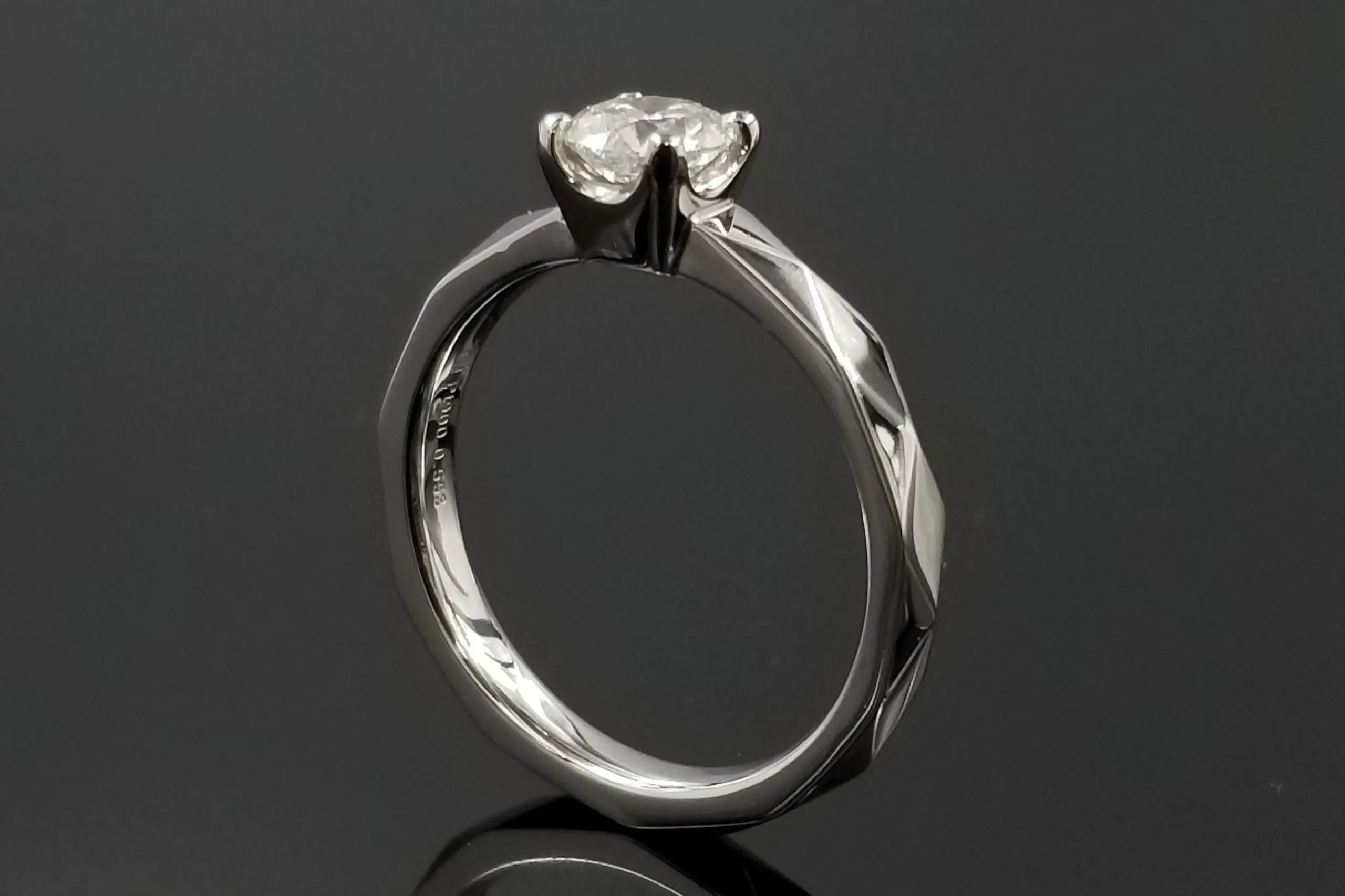 ひし形にカットした腕の煌めきが美しい | 結婚・婚約指輪の