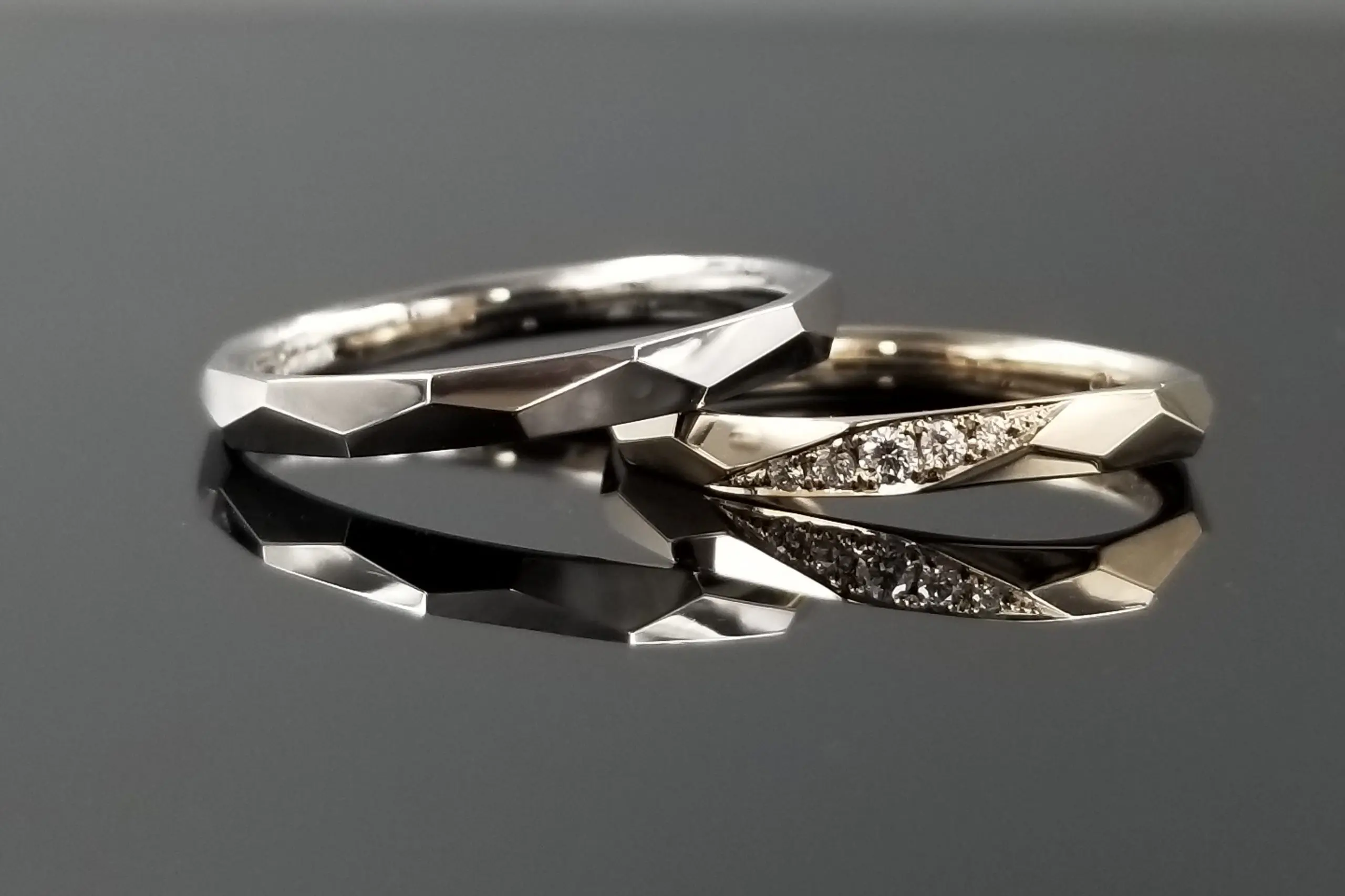 ストレートとS字リングに、お揃いの槌目加工を施して。 | 結婚・婚約