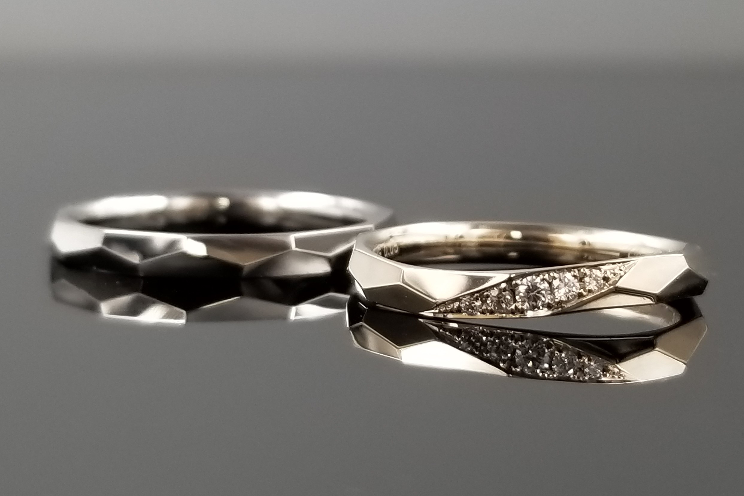 ストレートとS字リングに、お揃いの槌目加工を施して。 | 結婚・婚約 