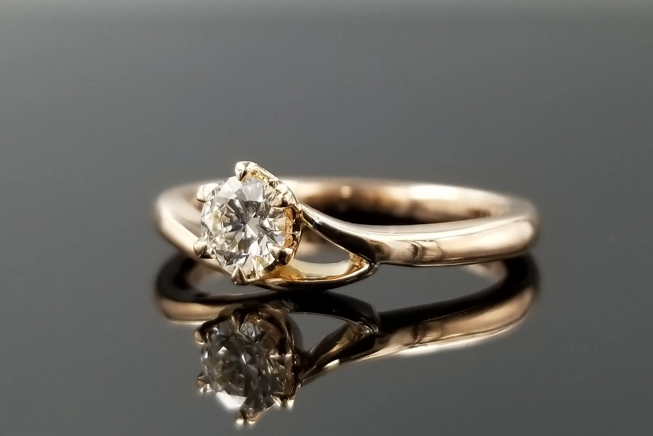 枝分かれした腕で、なめらかにダイヤを包み込んで。 | 結婚・婚約指輪