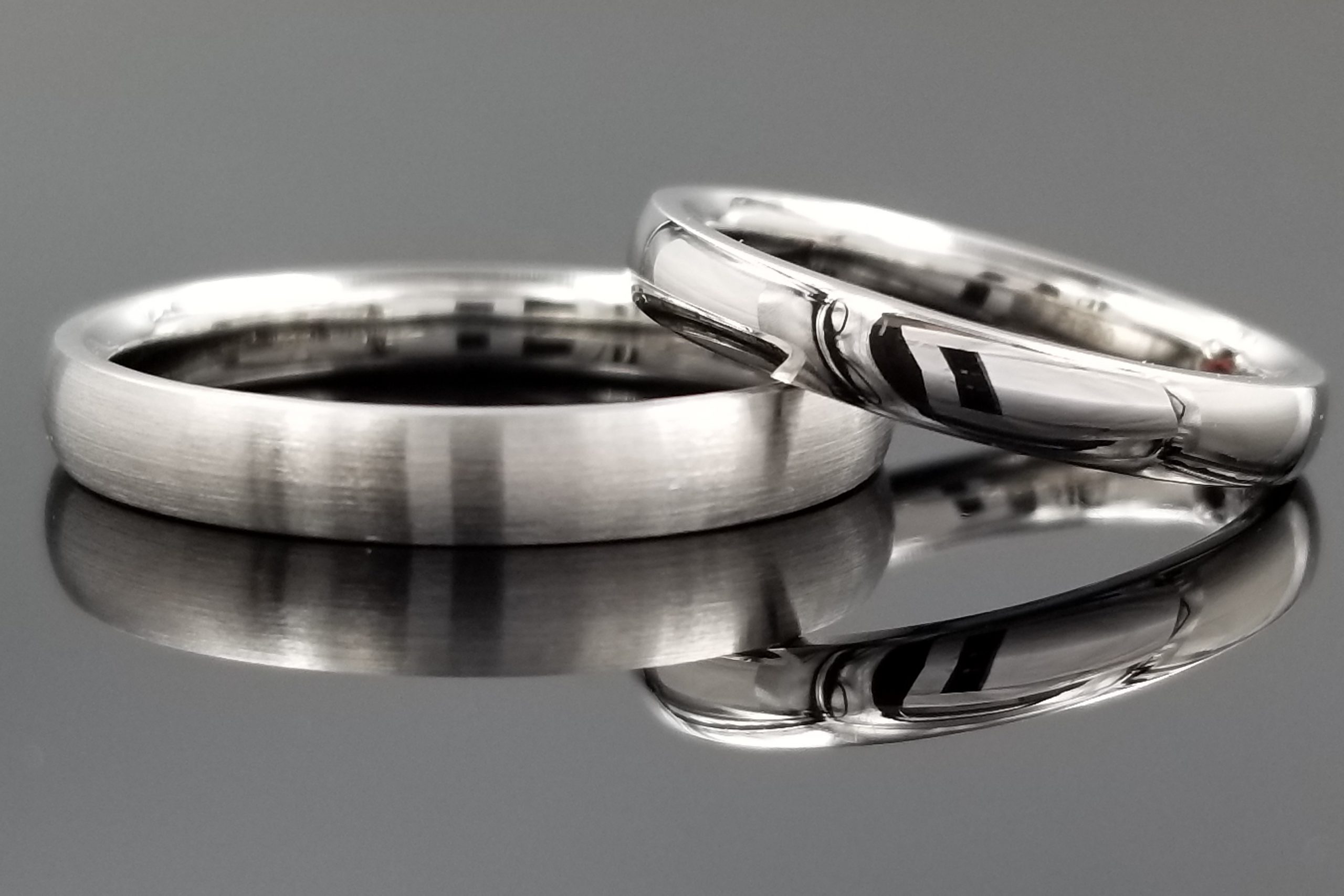 鍛造製法の美しさが際立つシンプルなご結婚指輪の中に・・のサムネイル