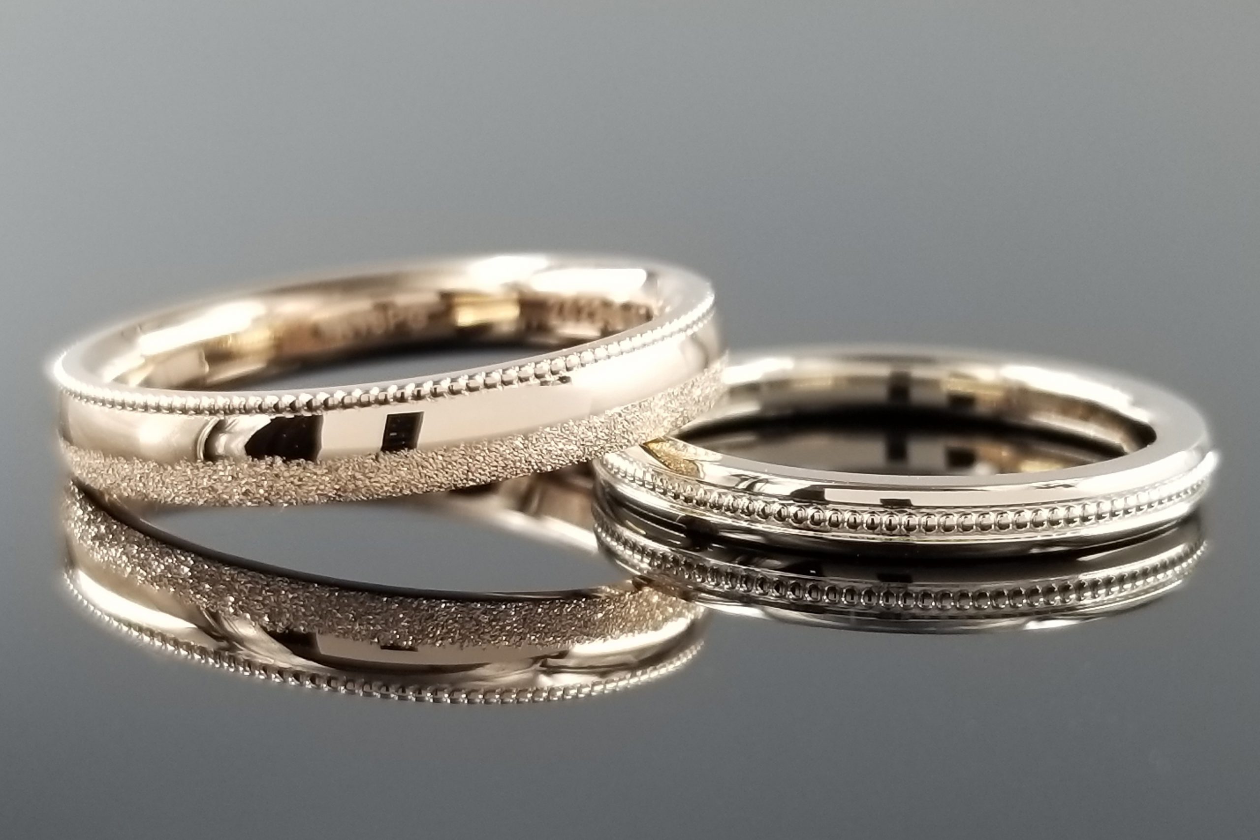 お揃いのミル打ち加工を施した、世界に一つのご結婚指輪のサムネイル