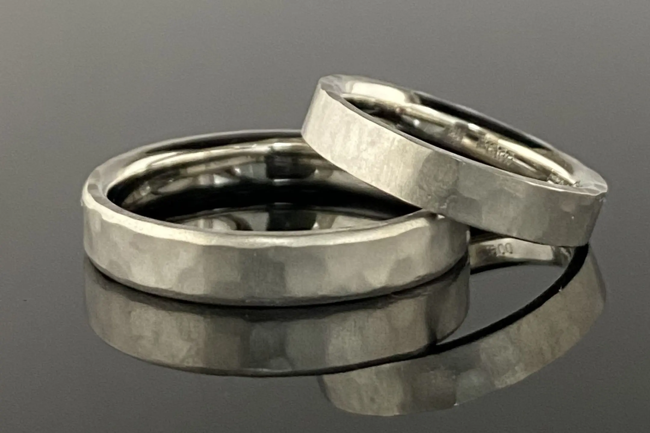 さりげない凹凸を鍛造製法で表現 | 結婚・婚約指輪のオーダーメイドは 