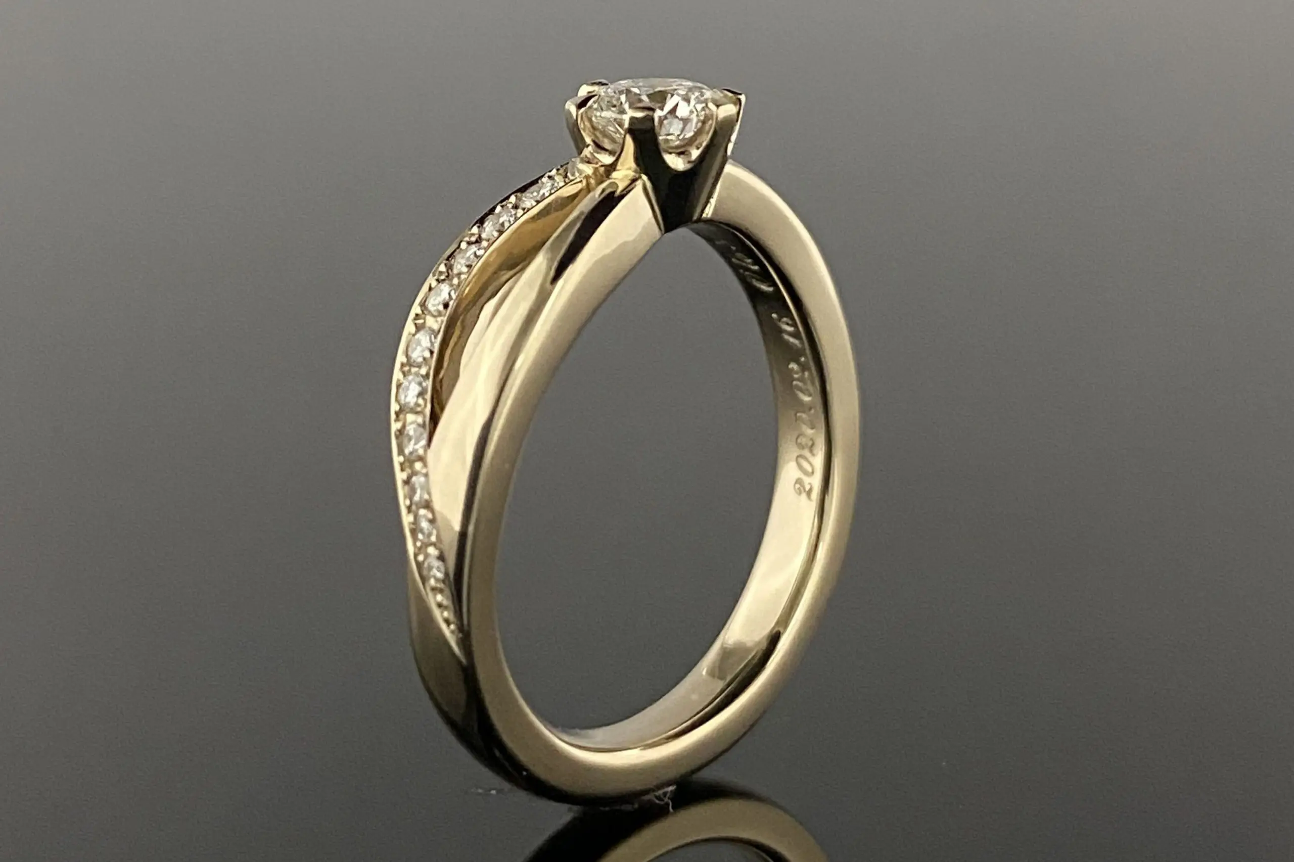 カーブでさらに華やかさをプラスして | 結婚・婚約指輪のオーダー