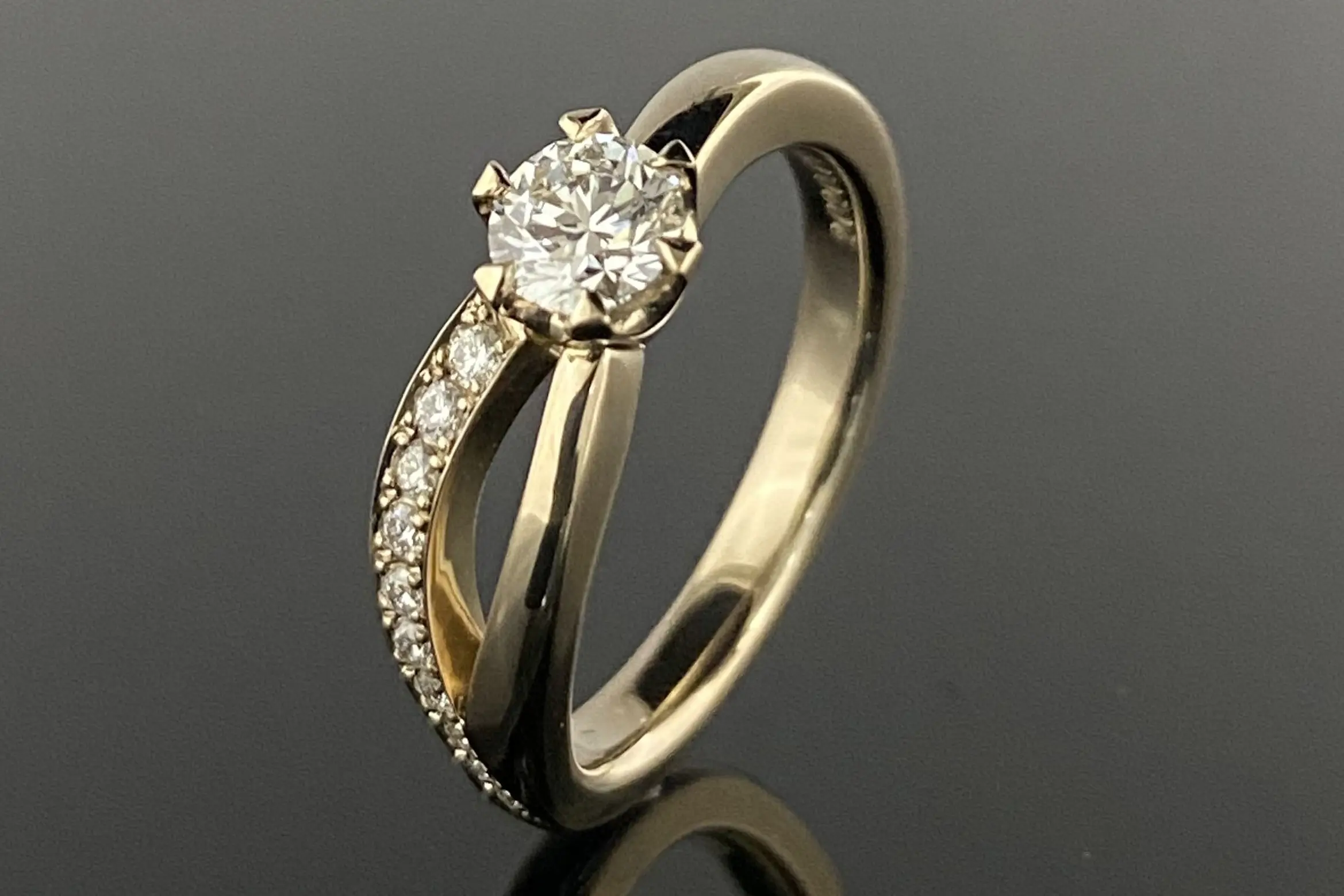 カーブでさらに華やかさをプラスして | 結婚・婚約指輪のオーダー