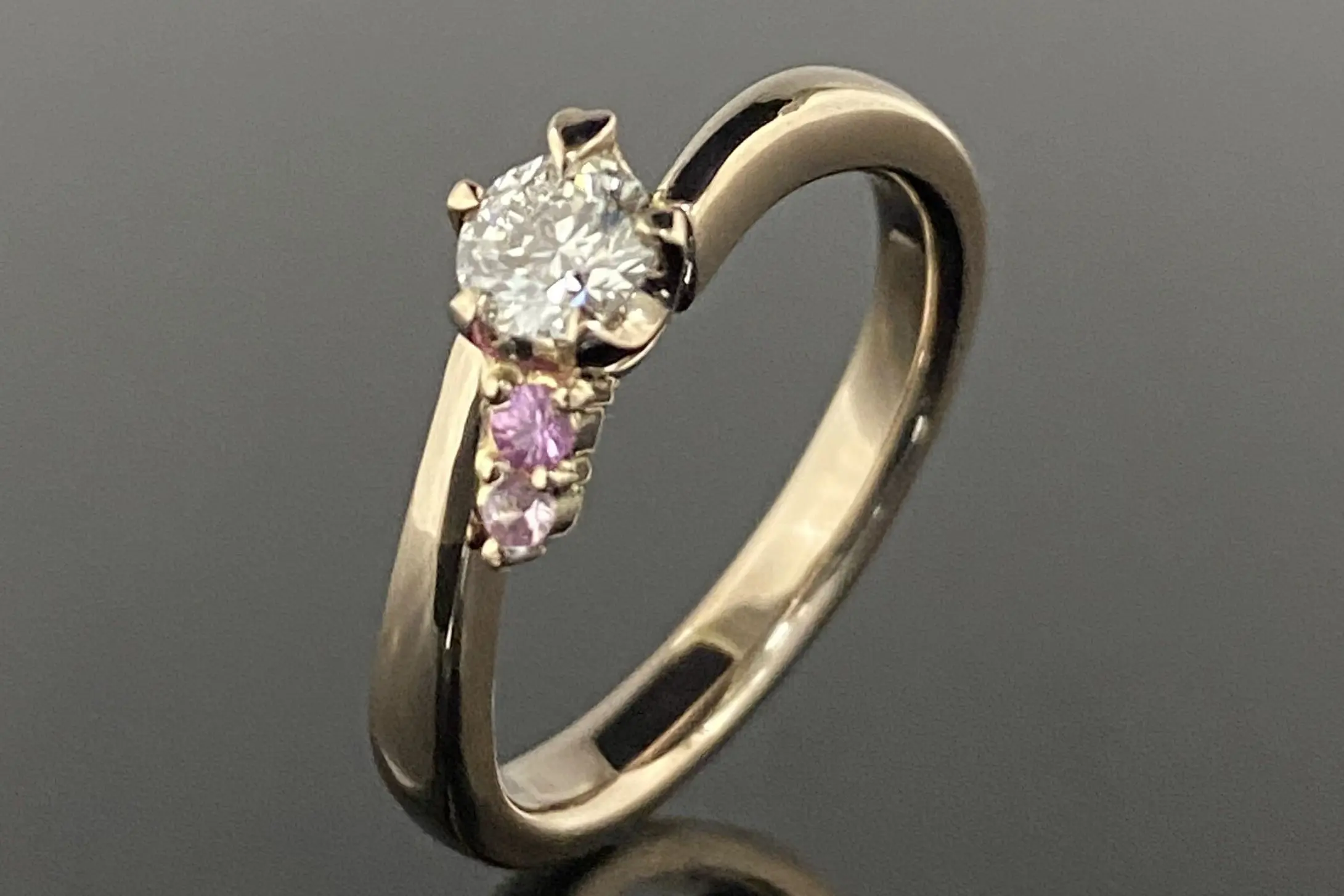 爪の細部にもこだわった華奢で可愛らしいご婚約指輪 | 結婚 爪の細部にもこだわった華奢で可愛らしいご婚約指輪 | 結婚