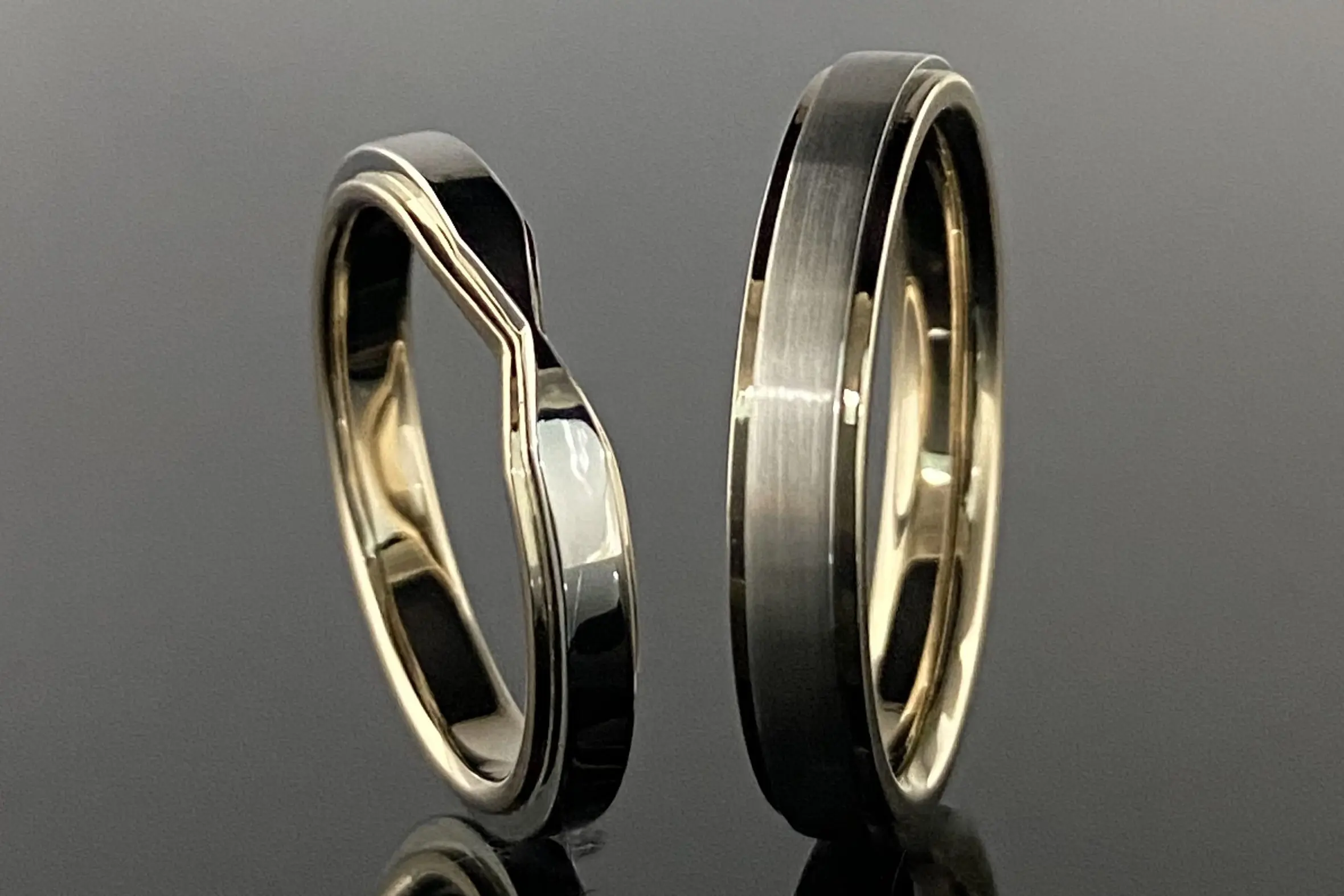 お好みの加工を施したクラシックなマリッジリング | 結婚・婚約