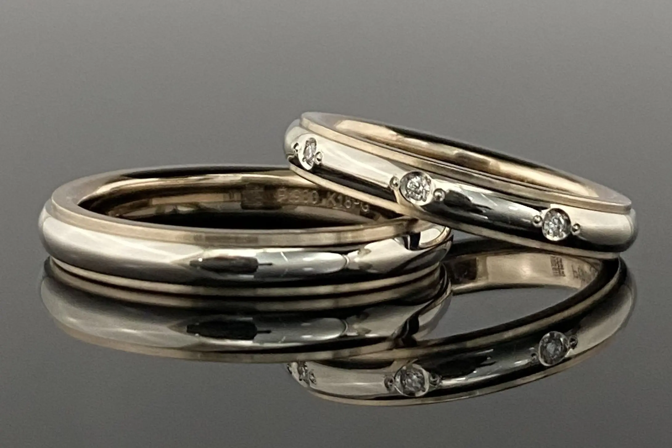 表面のテクスチャーは輝きのある鏡面でご結婚指輪らしく | 結婚