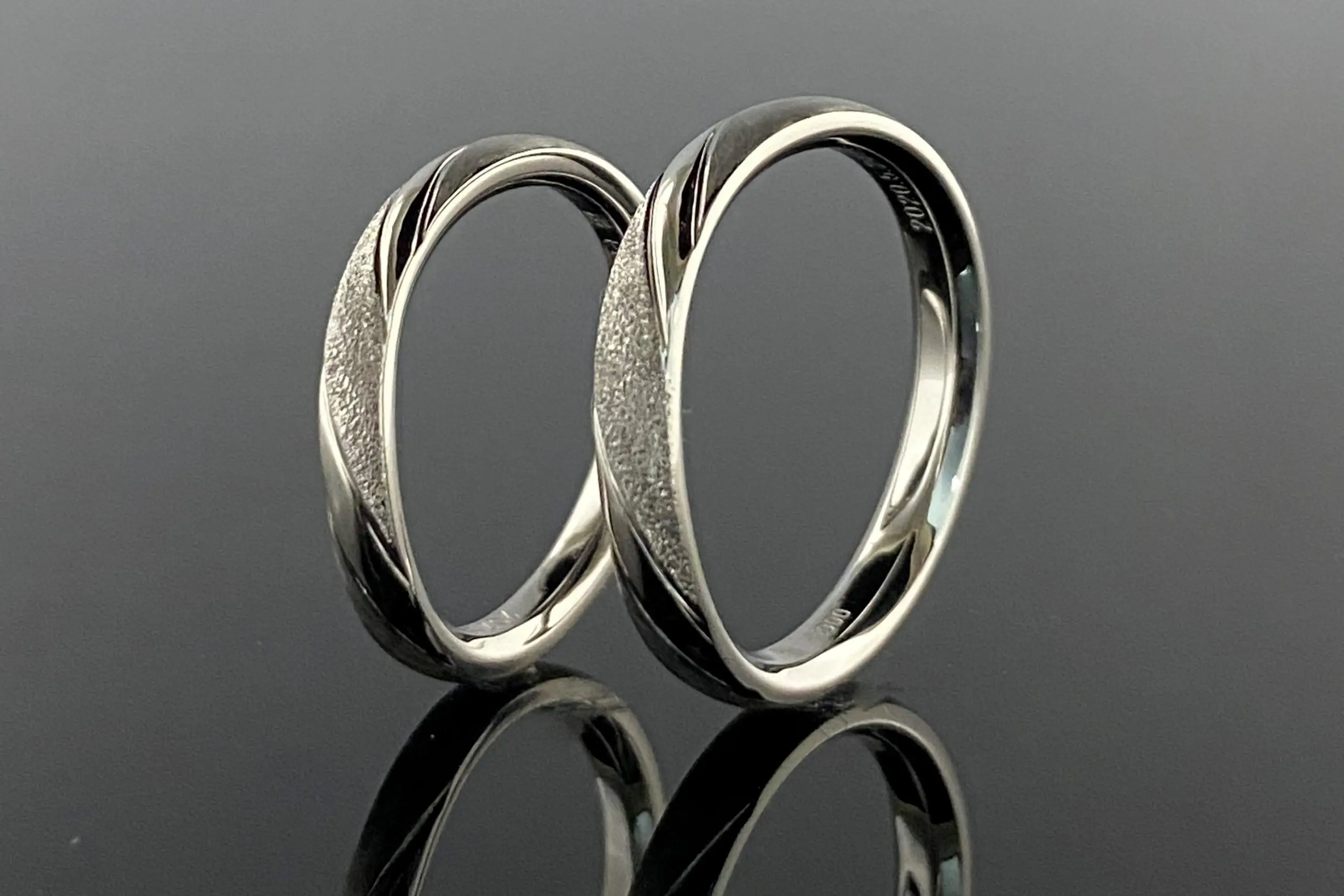 Devas Pt950 シルク マット リング 指輪 約15号 S字ウェーブにこだわりのテクスチャーを。 | 結婚・婚約指輪の
