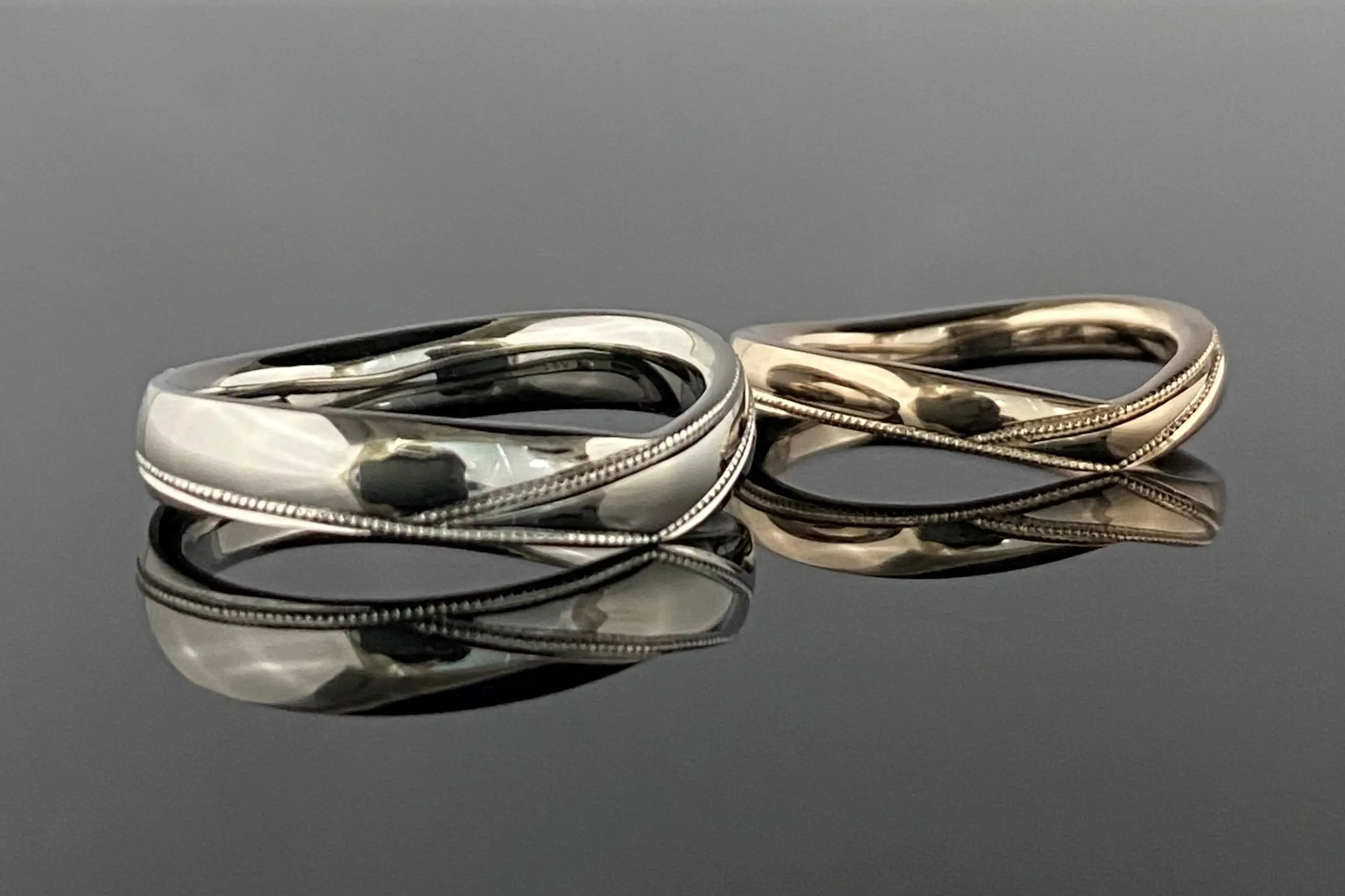 お好みの素材のV字リングにミルを施しました | 結婚・婚約指輪の