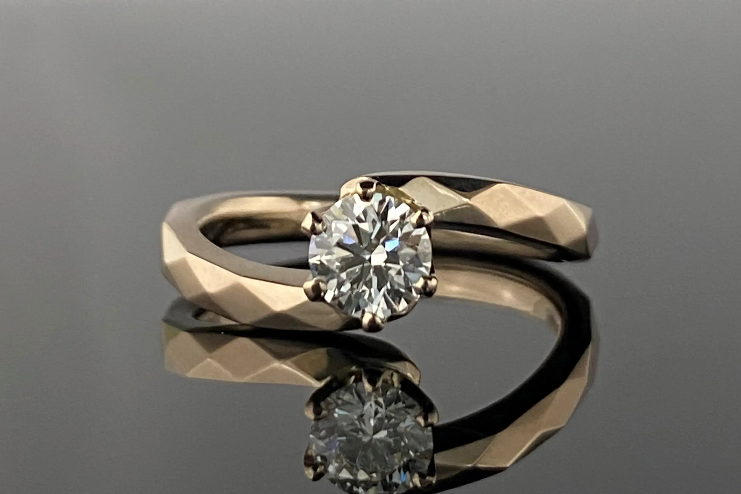 リボン型の石座はダイヤの輝きを反射させ、華やかに。 | 結婚