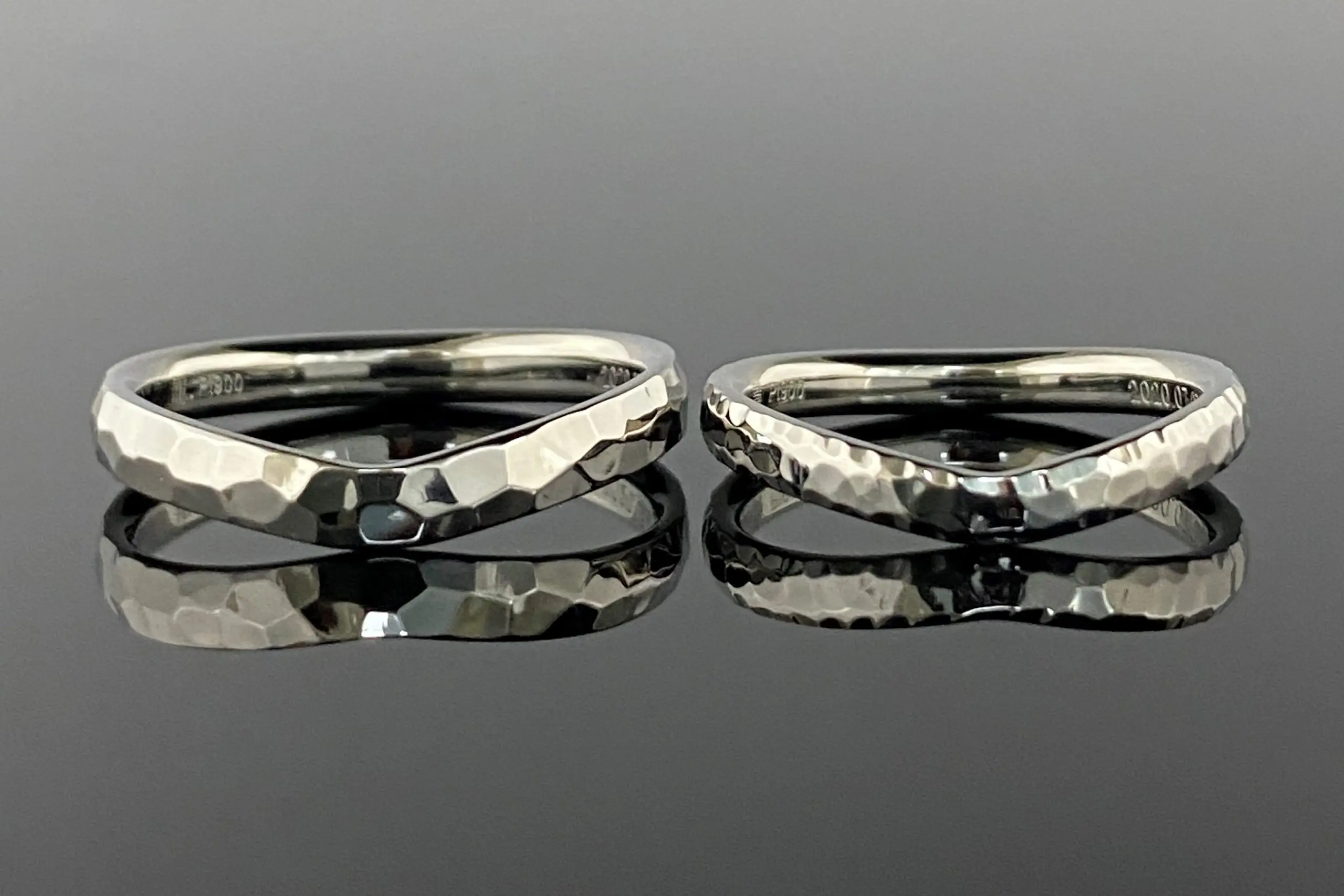鏡面仕上げの槌目は、煌めきが美しい | 結婚・婚約指輪のオーダー