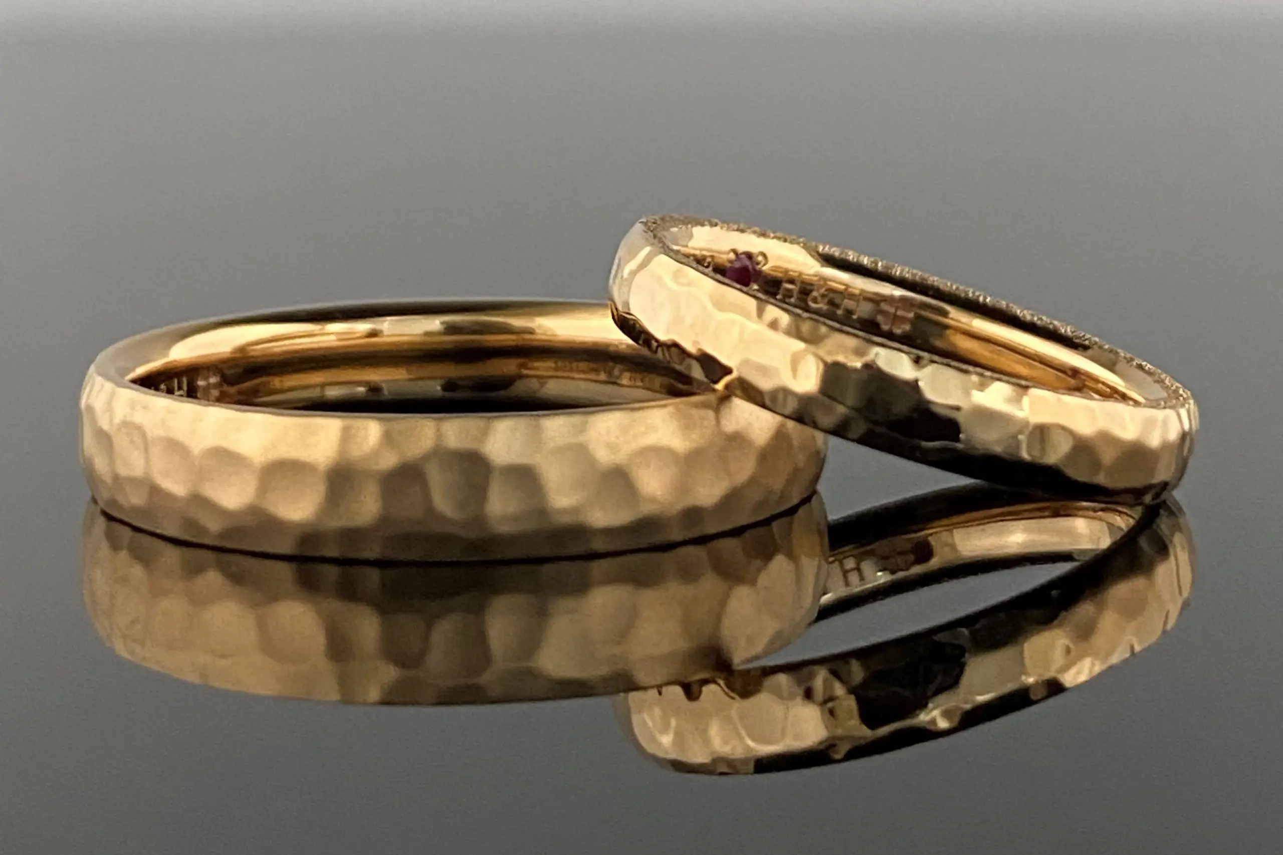 お揃いの中にそれぞれのこだわりを詰め込みました | 結婚・婚約指輪の