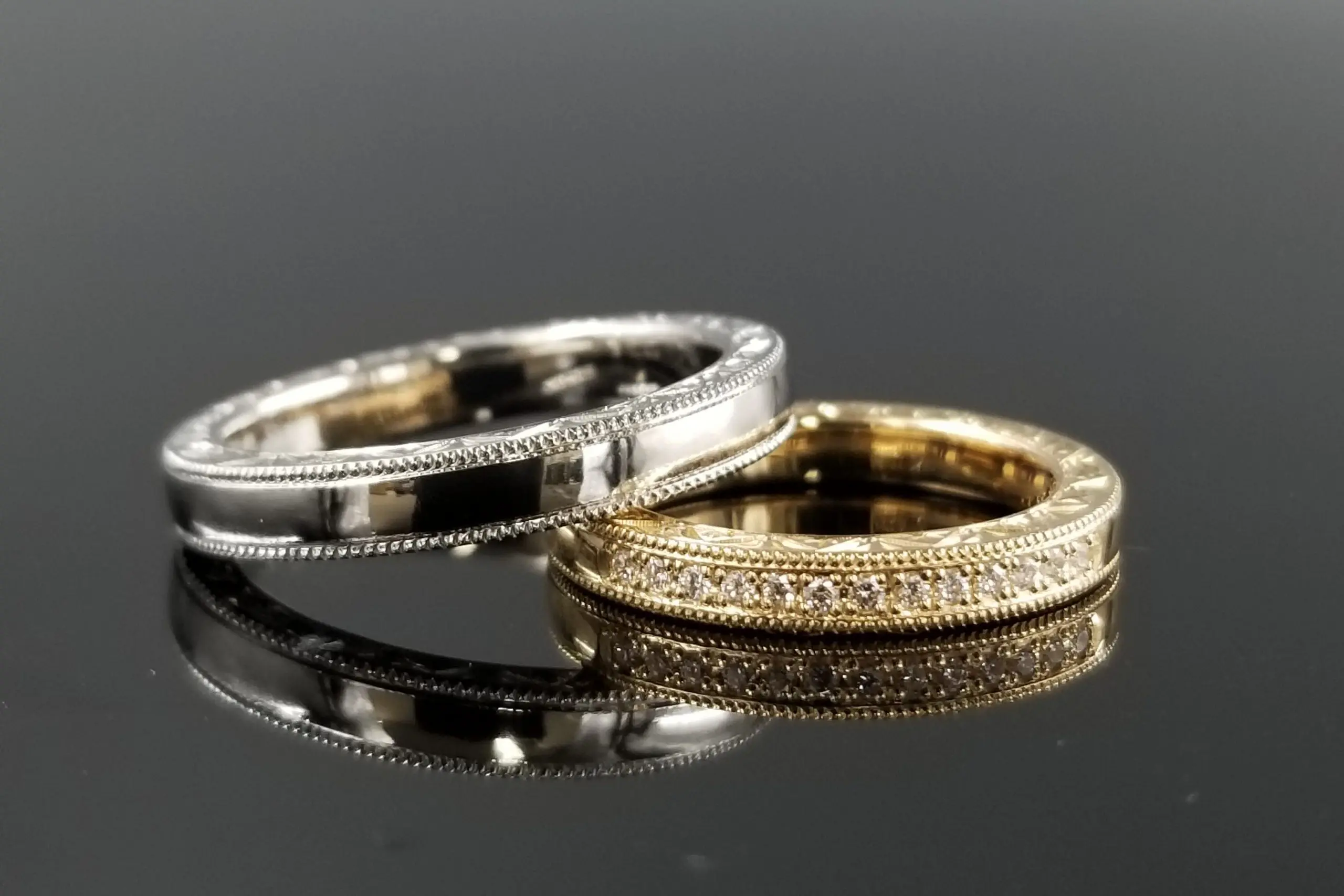 お手元の動きに合わせて変化する指輪の表情をお楽しみいただけます