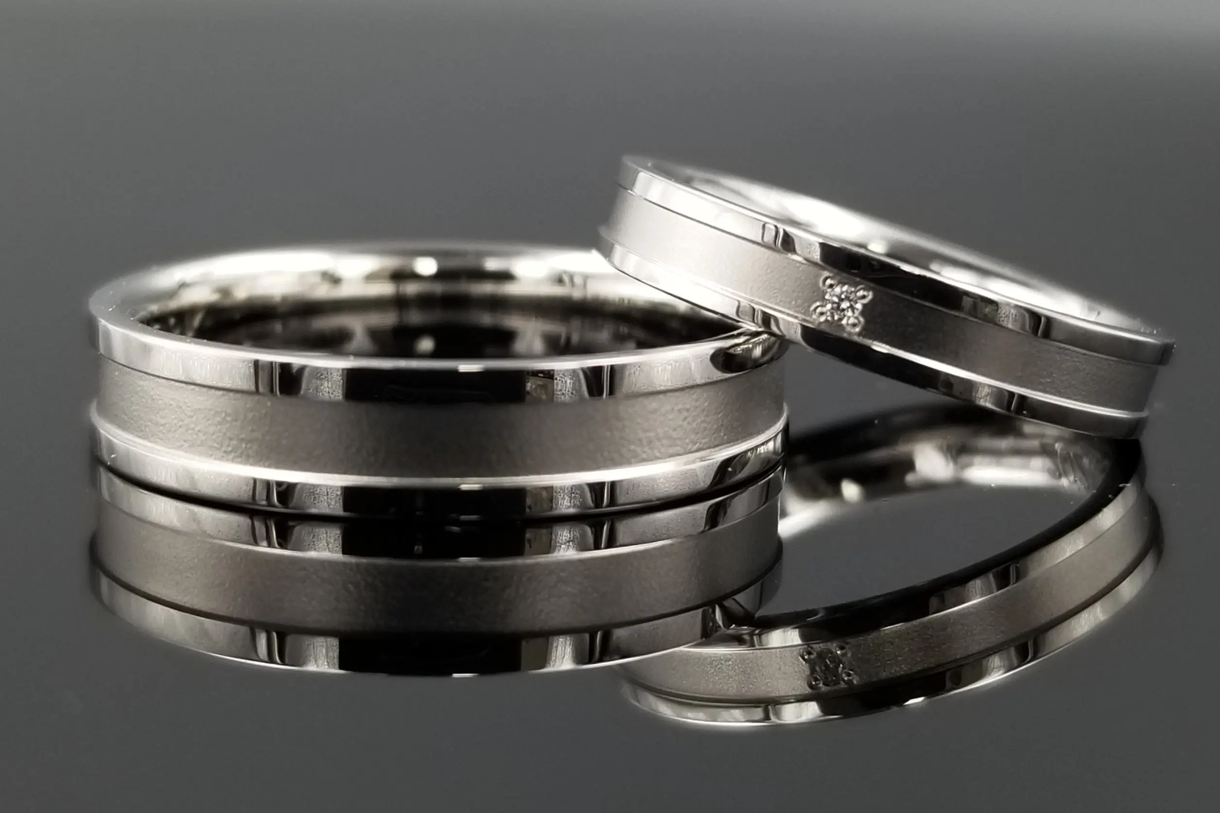 ミゾ部分のマット加工で程よいつや消しを。 | 結婚・婚約指輪の