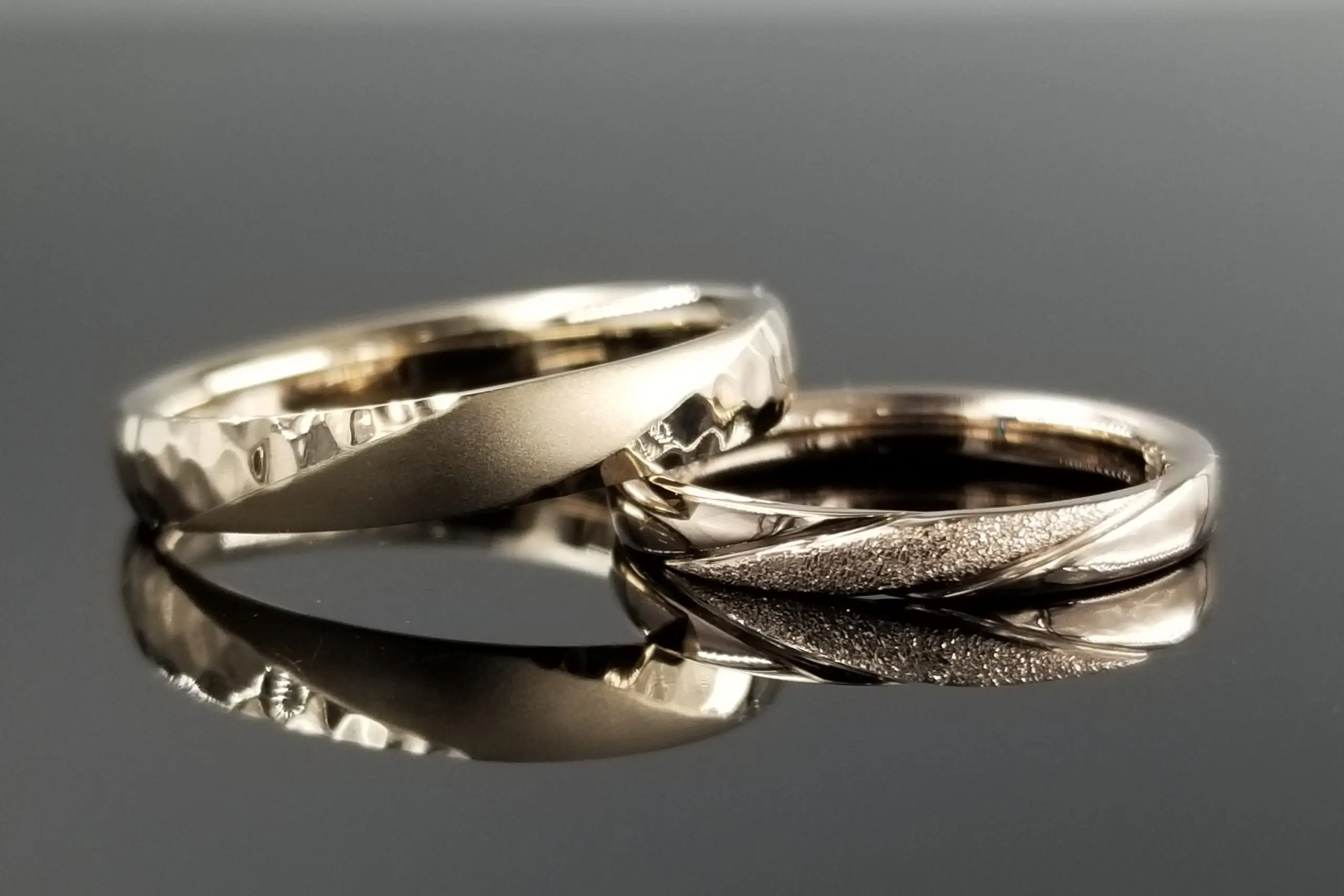 デザインをニュアンスで揃えてペア感もしっかりと。 | 結婚