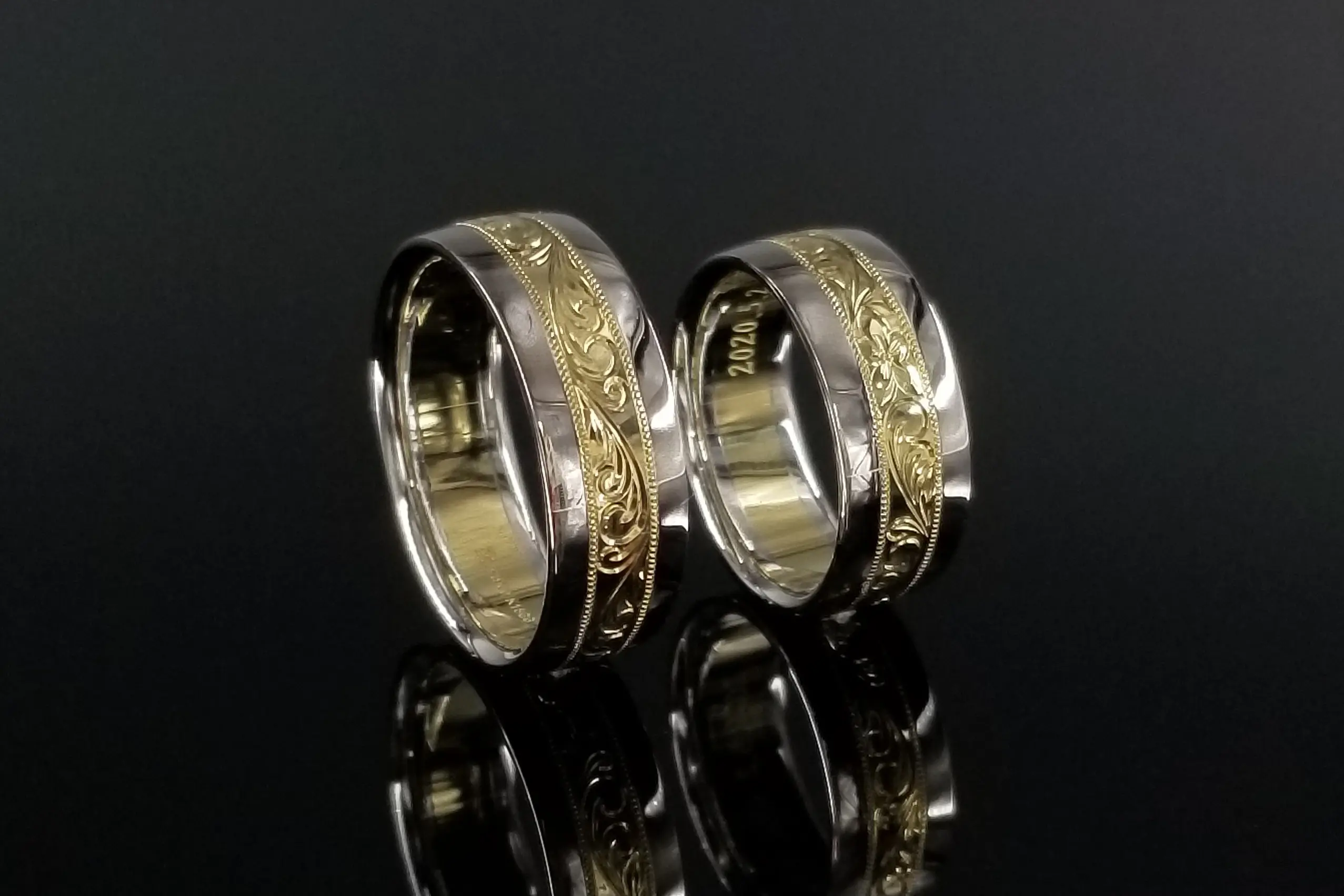 コンビリングの華やかさにふさわしいハワイアン彫り | 結婚・婚約指輪