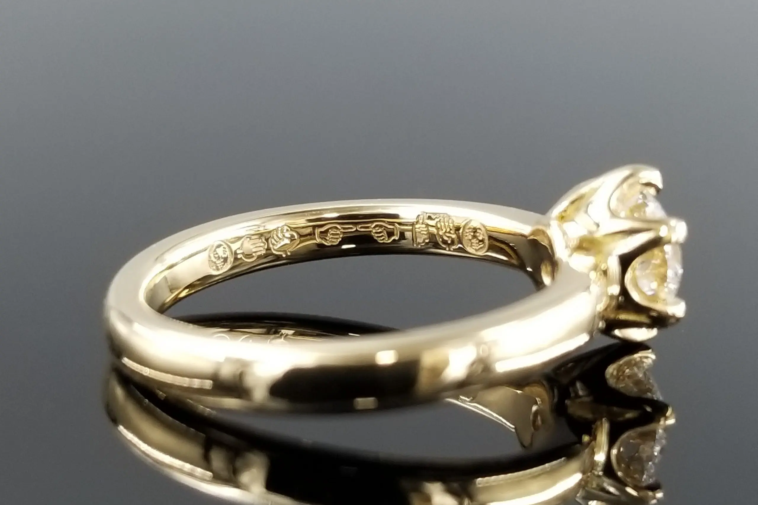 ストレートの洗練されたデザインに、刻印をこだわって。 | 結婚・婚約