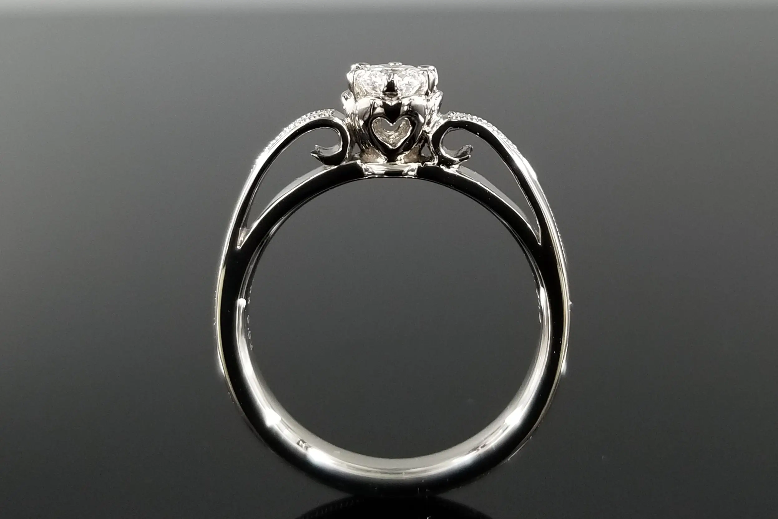 お花モチーフの可憐なエンゲージリング | 結婚・婚約指輪の