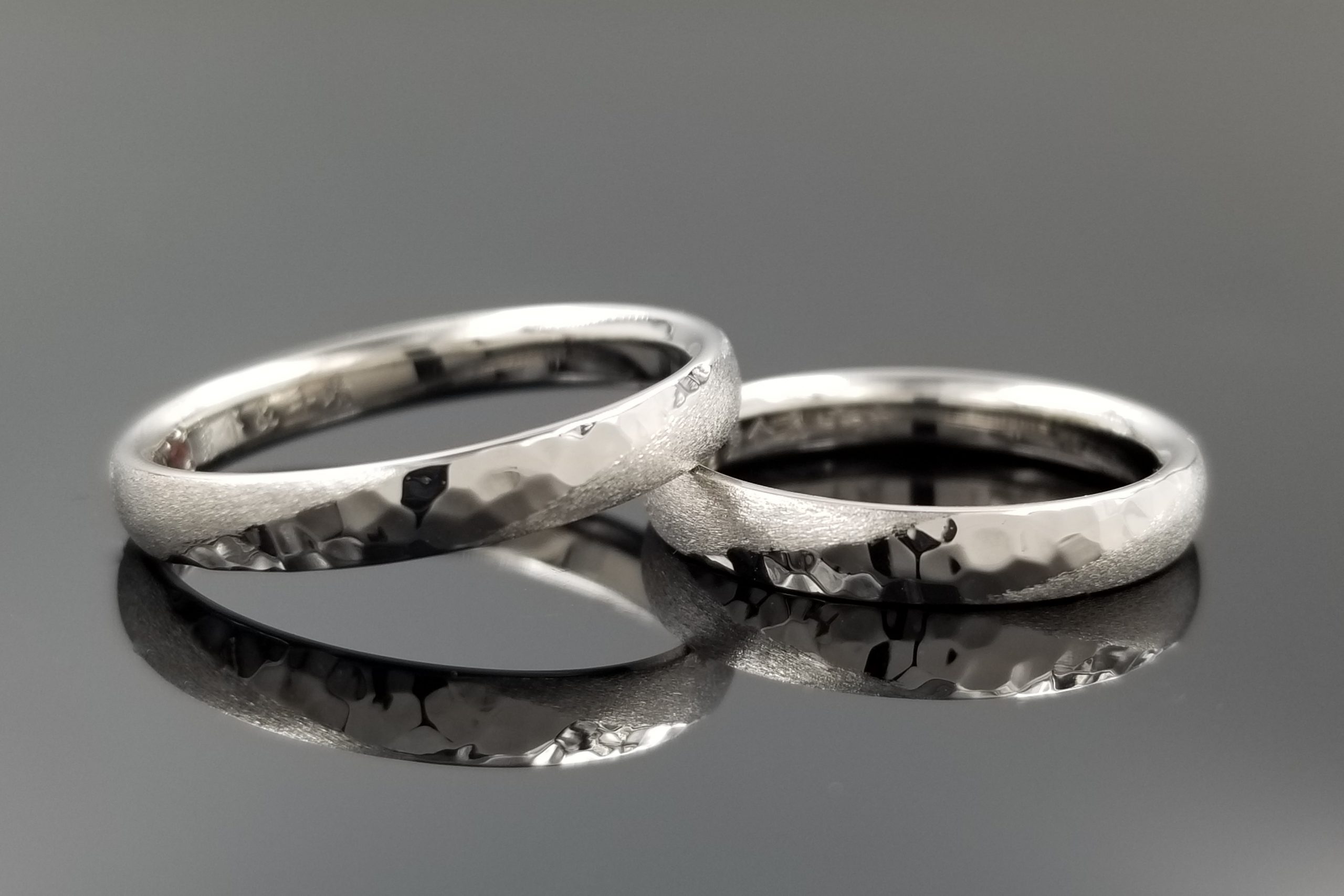 お揃いのデザインがとても素敵！鍛造製法でお造りするご結婚指輪のサムネイル