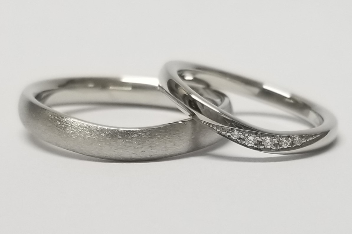 ゆるやかなウェーブの曲線が美しいご結婚指輪のサムネイル