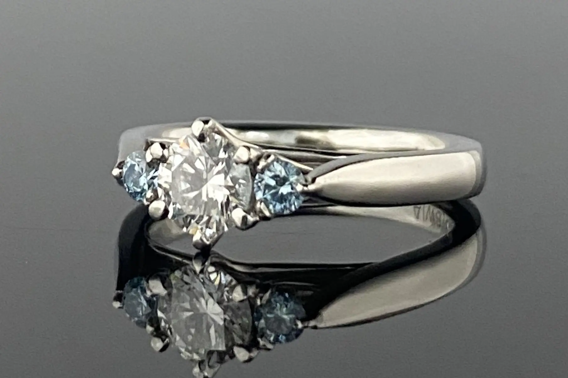 さわやかなブルーダイヤがアクセントとなりました | 結婚・婚約