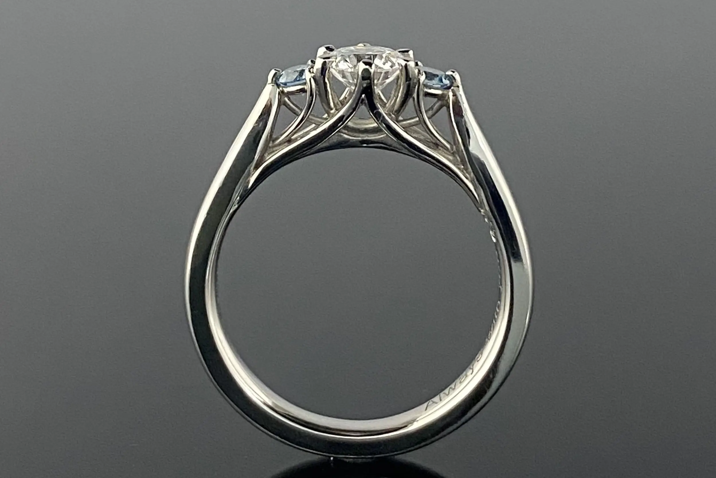 さわやかなブルーダイヤがアクセントとなりました | 結婚・婚約