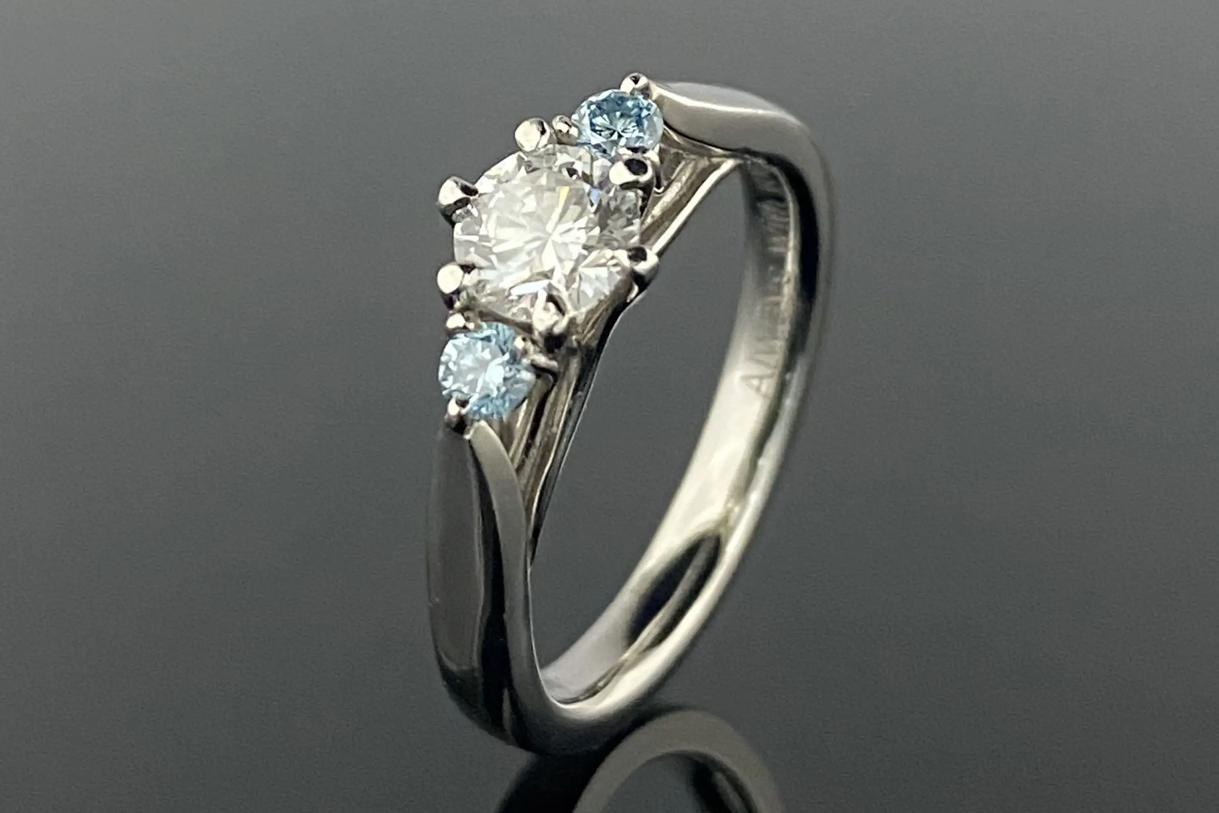 さわやかなブルーダイヤがアクセントとなりました | 結婚・婚約