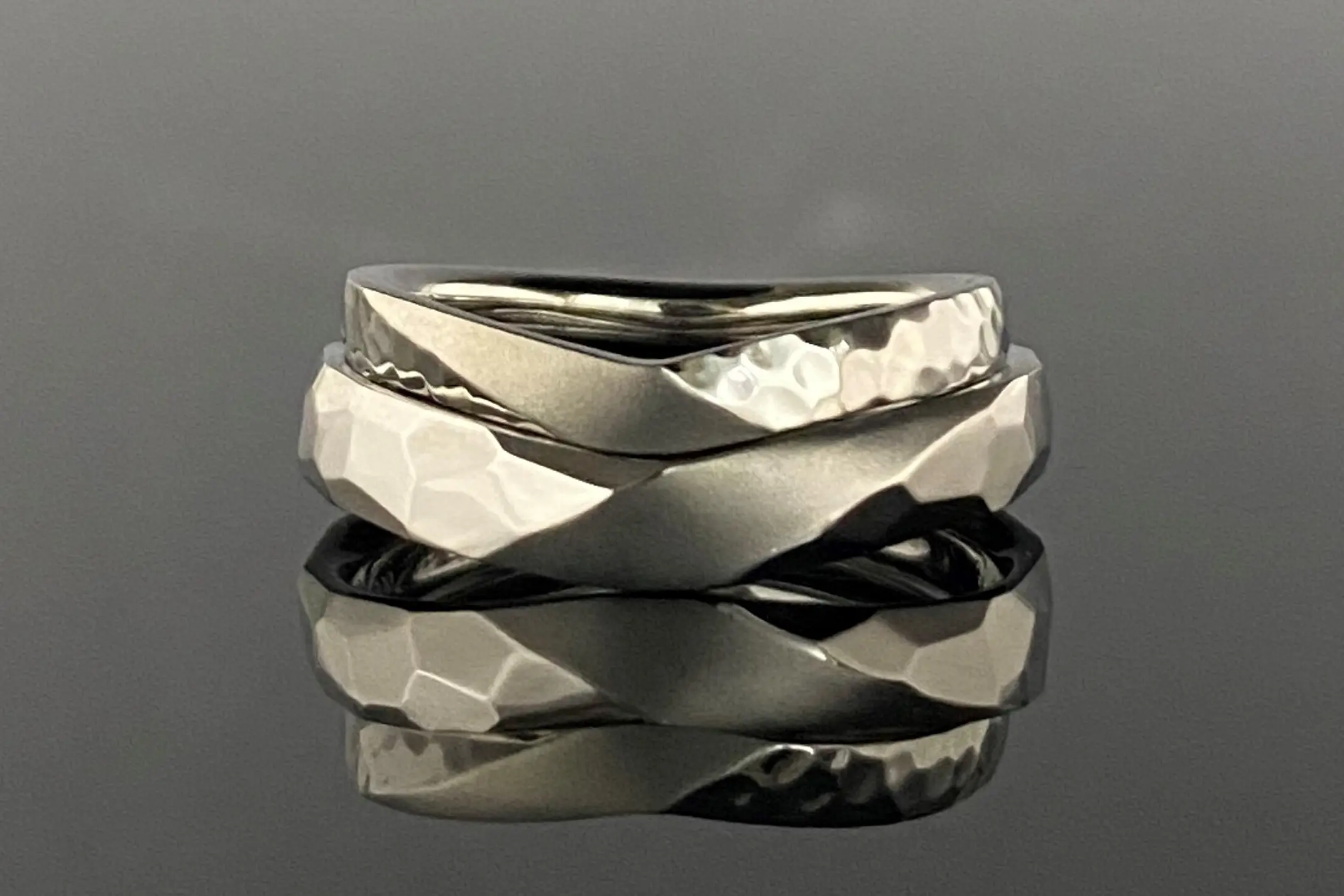 槌目の大きさで見え方の変化を楽しんで | 結婚・婚約指輪のオーダー