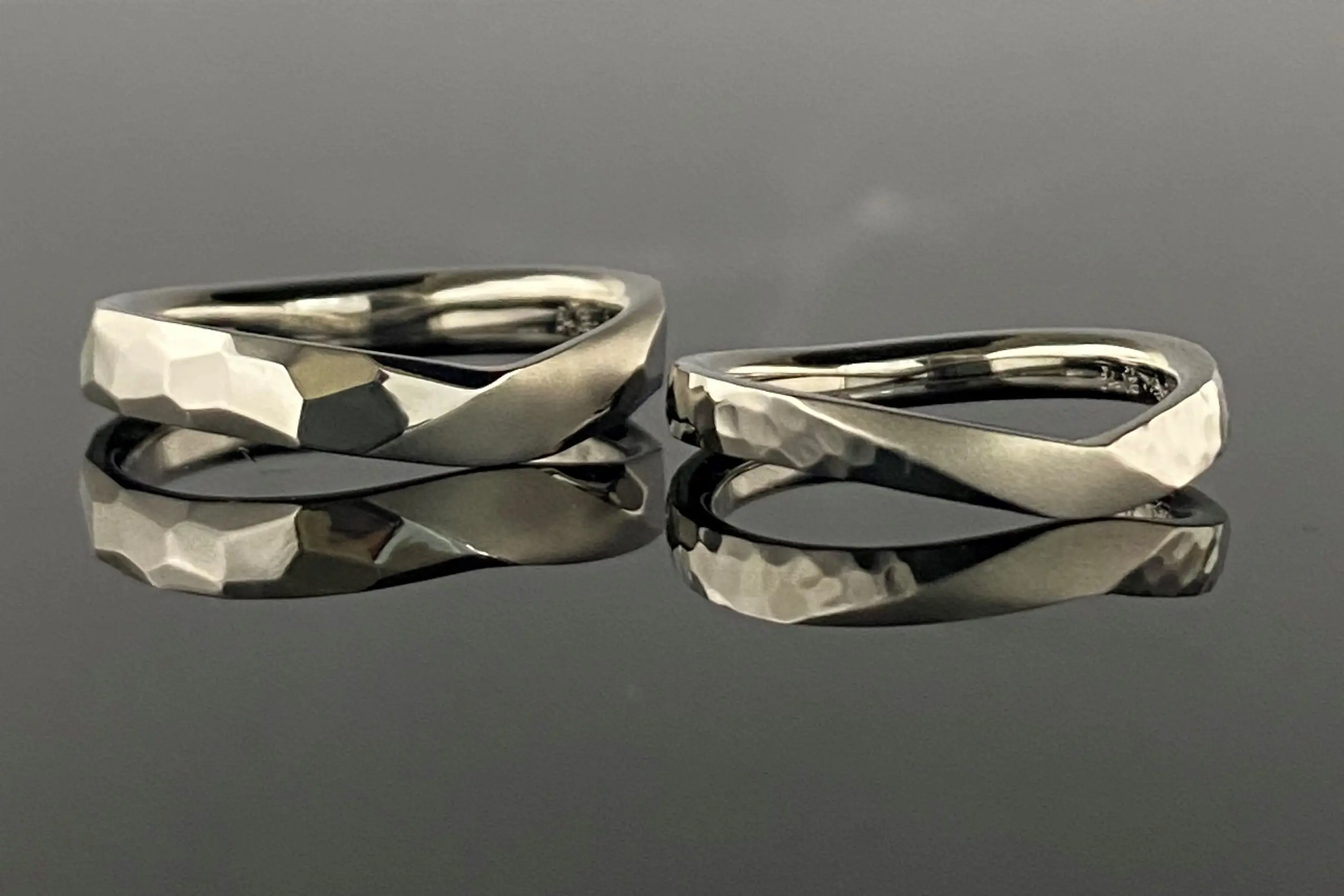 槌目の大きさで見え方の変化を楽しんで | 結婚・婚約指輪のオーダー