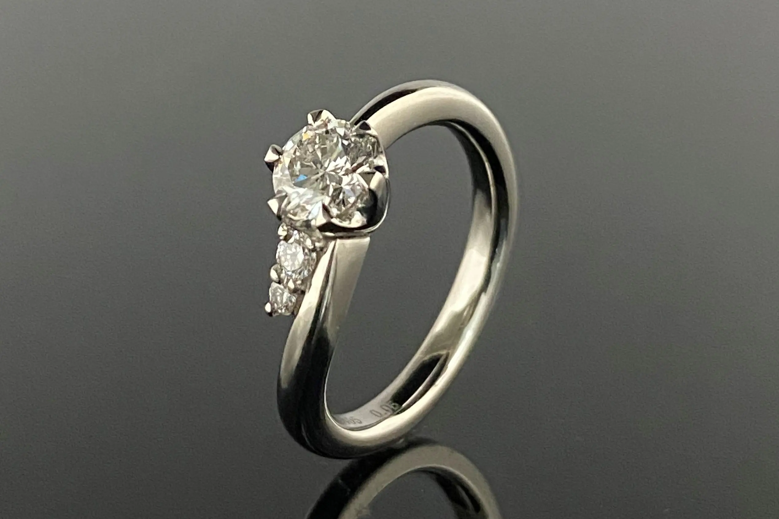 3石のダイヤモンドが美しく輝く鍛造エンゲージリング | 結婚・婚約指輪