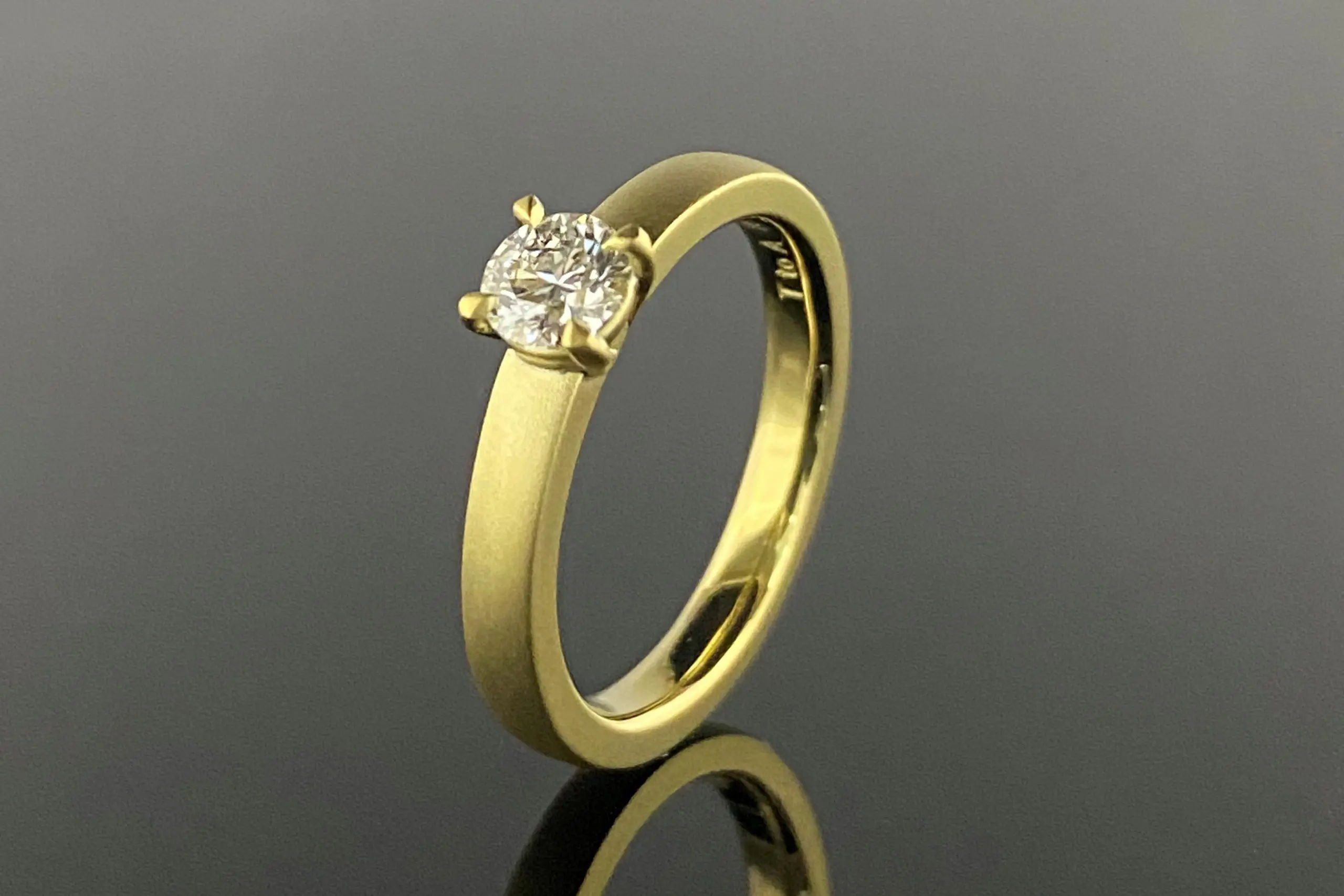 グリーンゴールドのお色とダイヤモンドの相性が抜群です | 結婚・婚約