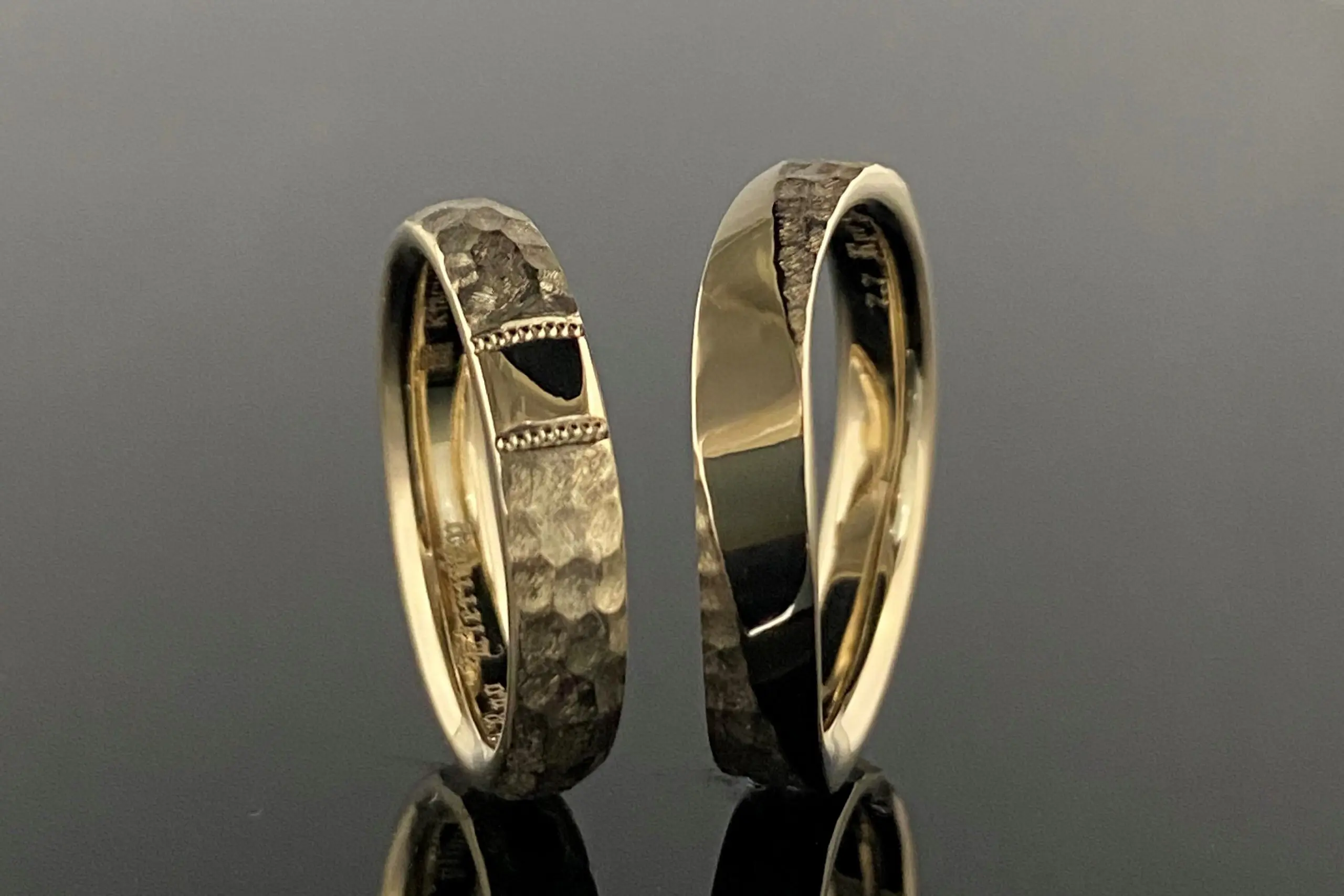 素材には、肌馴染みの良いシャンパンゴールドを。 | 結婚・婚約指輪の