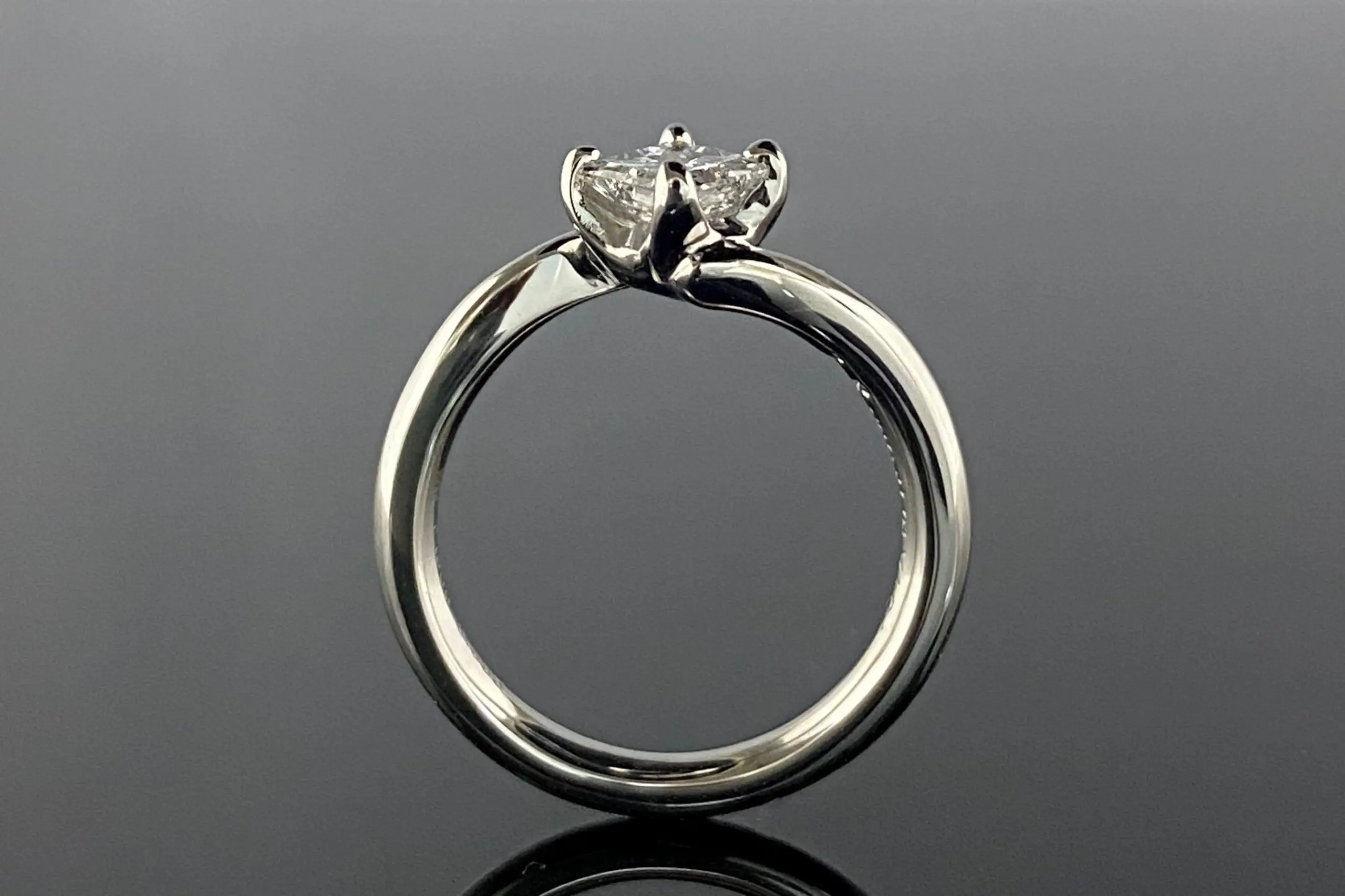先様石を使用した、エレガントなご婚約指輪 | 結婚・婚約指輪の