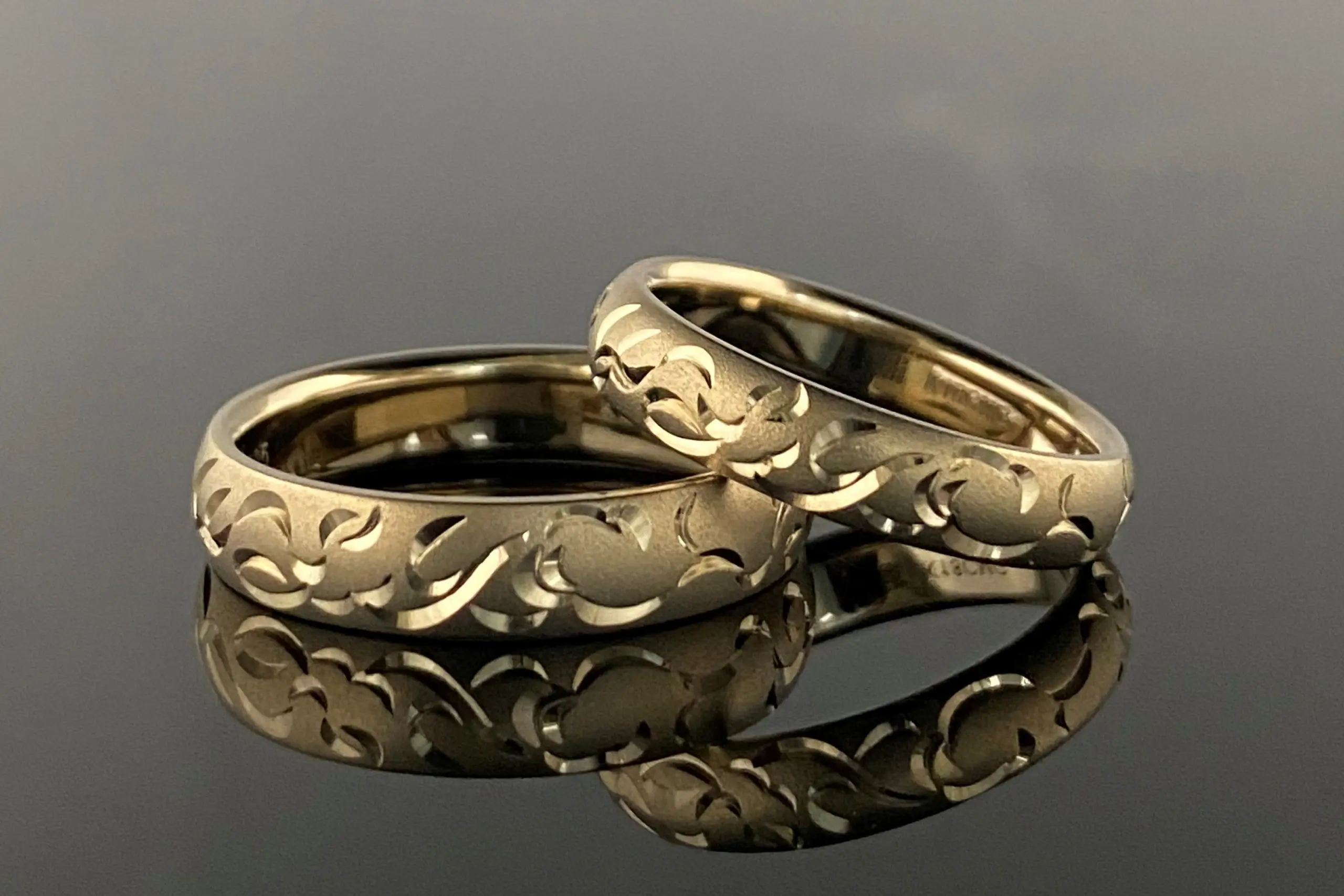 柔らかい雰囲気のシャンパンゴールドを使用して。 | 結婚・婚約指輪の