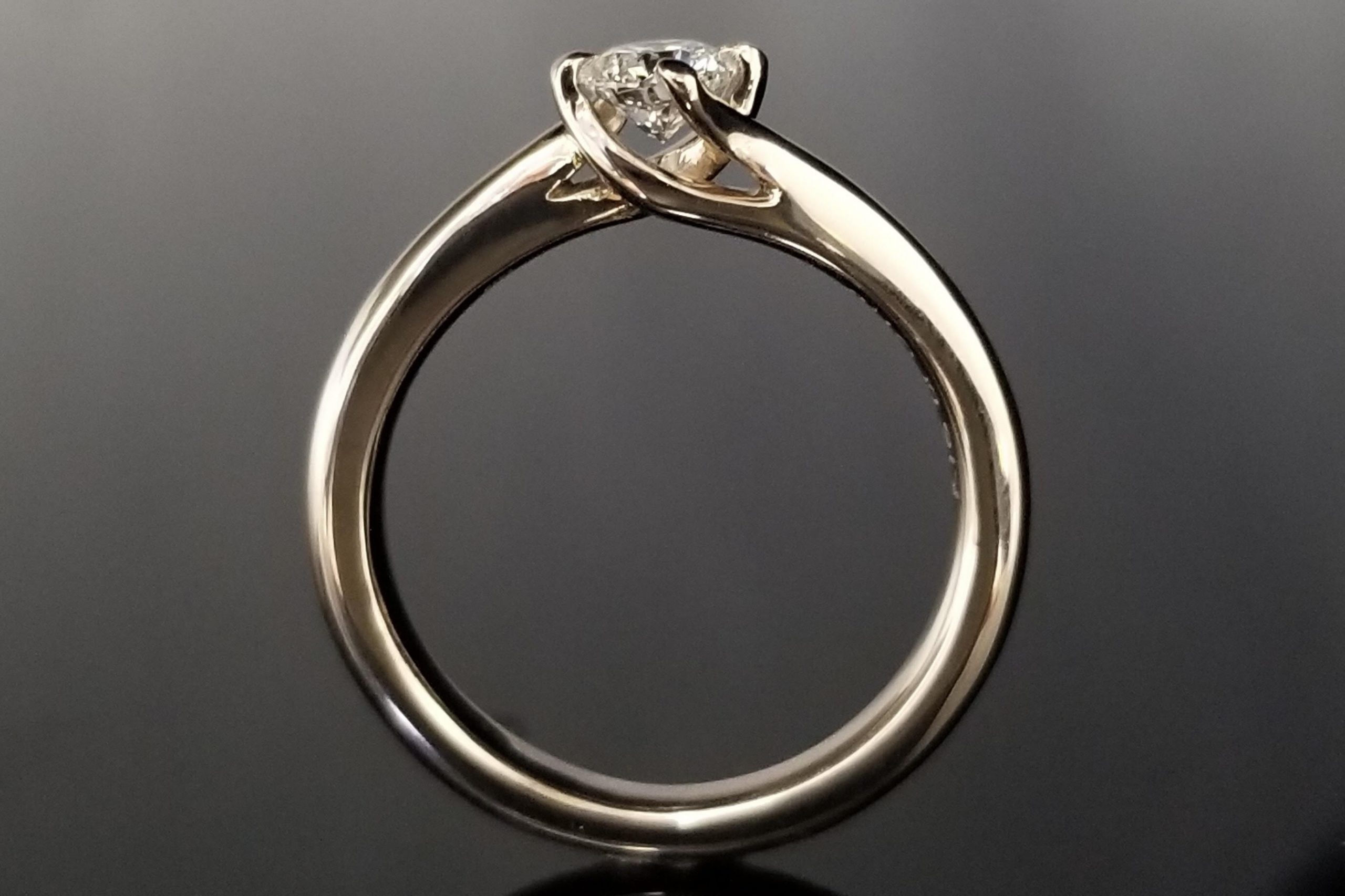 ダイヤモンドがとても美しく輝くご婚約指輪のサムネイル